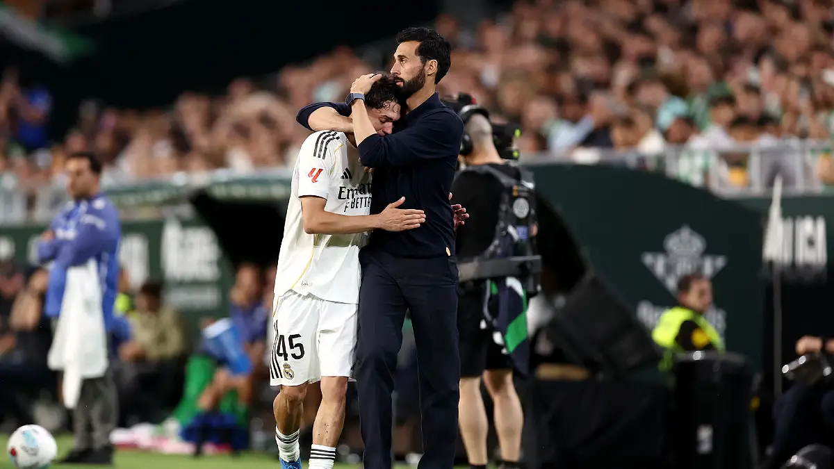 SEVILLE, SPAIN - APRIL 24: Alvaro Arbeloa, Head Coach of Real Madrid, embraces Thiago Pitarch during the LaLiga EA Sports match between Real Betis Balompie and Real Madrid CF at Estadio La Cartuja on April 24, 2026 in Seville, Spain. (Photo by Fran Santiago/Getty Images)