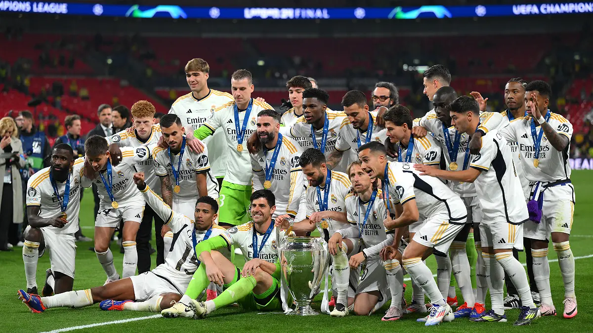 LONDON, ENGLAND - JUNE 01: Players of Real Madrid pose for a photo with the UEFA Champions League Trophy in front of their fans after defeating Borussia Dortmund during the UEFA Champions League 2023/24 Final match between Borussia Dortmund and Real Madrid CF at Wembley Stadium on June 01, 2024 in London, England. (Photo by David Ramos/Getty Images)