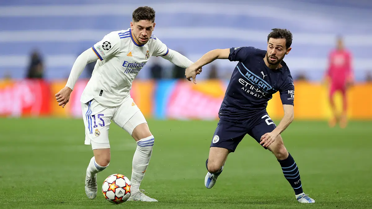 MADRID, SPAIN - MAY 04: Federico Valverde (L) of Real Madrid CF competes for the ball with Bernardo Silva (R) of Manchester City FC during the UEFA Champions League Semi Final Leg Two match between Real Madrid and Manchester City at Estadio Santiago Bernabeu on May 04, 2022 in Madrid, Spain. (Photo by Gonzalo Arroyo Moreno/Getty Images)