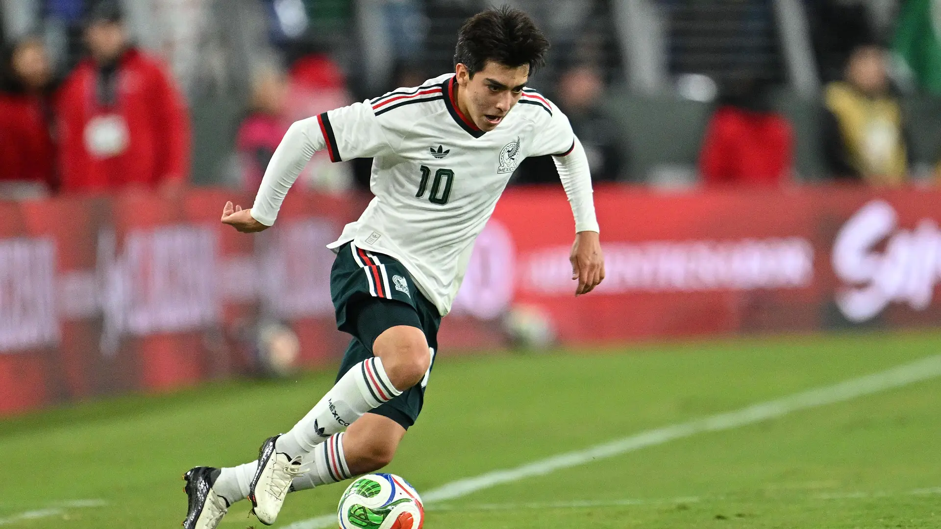 BALTIMORE, MD - SEPTEMBER 26: Gilberto Mora #10 of Mexico controls the ball in the first half of the international friendly match between Mexico and Colombia at M&T Bank Stadium on September 26, 2026 in Baltimore, Maryland. (Photo by Jamie Sabau/Getty Images)