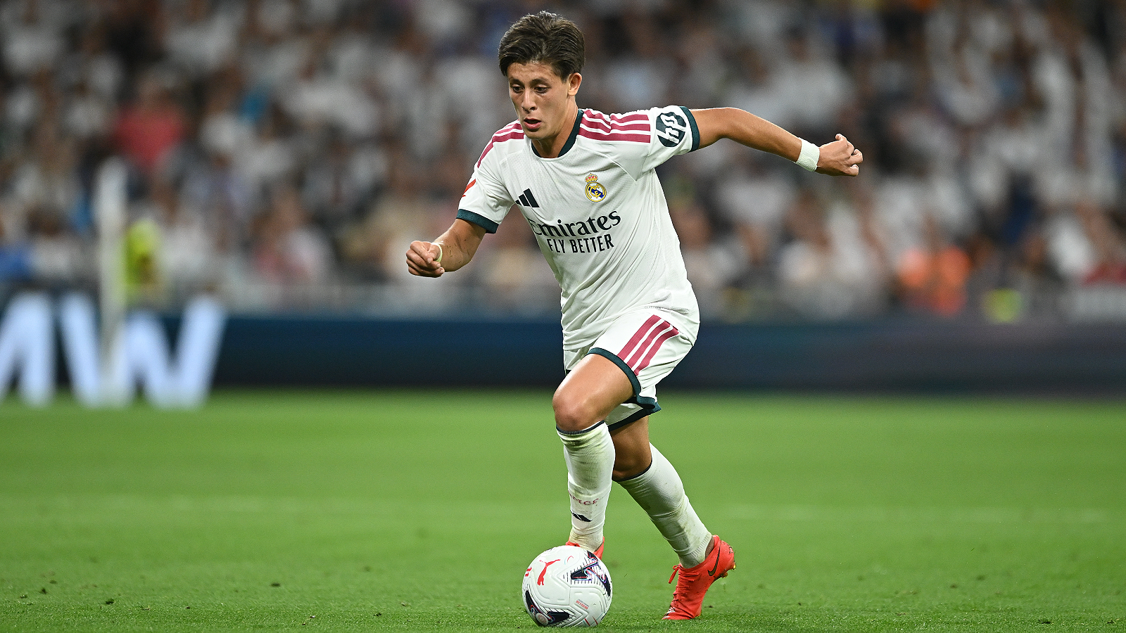 MADRID, SPAIN - AUGUST 26: Arda Guler of Real Madridcontrols the ball during the LaLiga EA Sports 2026/27 match between Real Madrid and Real Sociedad at Estadio Santiago Bernabeu on August 26, 2026 in Madrid, Spain. (Photo by Denis Doyle/Getty Images)