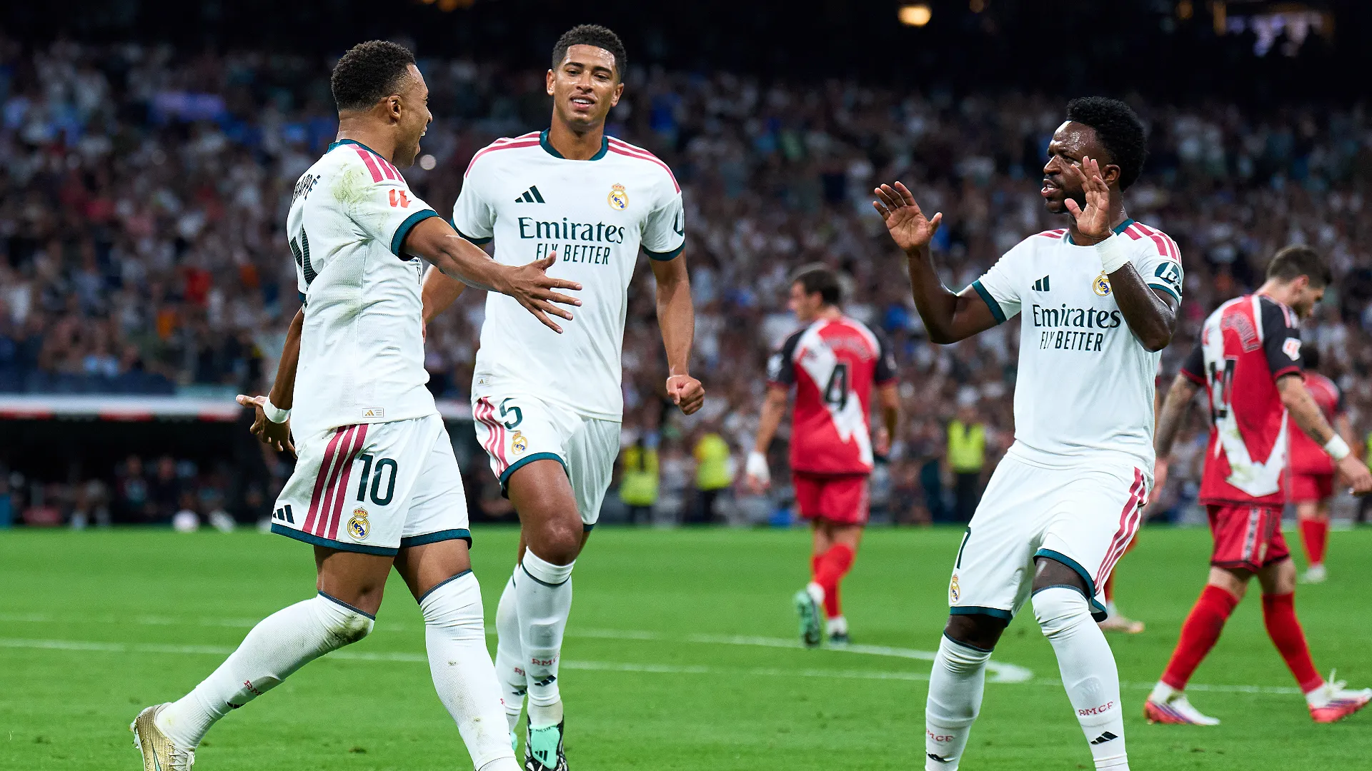 MADRID, ESPAGNE – 12 SEPTEMBRE : Kylian Mbappé (Real Madrid) célèbre son but, le premier de son équipe, avec Jude Bellingham et Vinicius Junior lors du match de LaLiga EA Sports 2026/27 opposant le Real Madrid au Rayo Vallecano de Madrid au stade Santiago Bernabéu le 12 septembre 2026 à Madrid, en Espagne. (Photo : Angel Martinez/Getty Images)