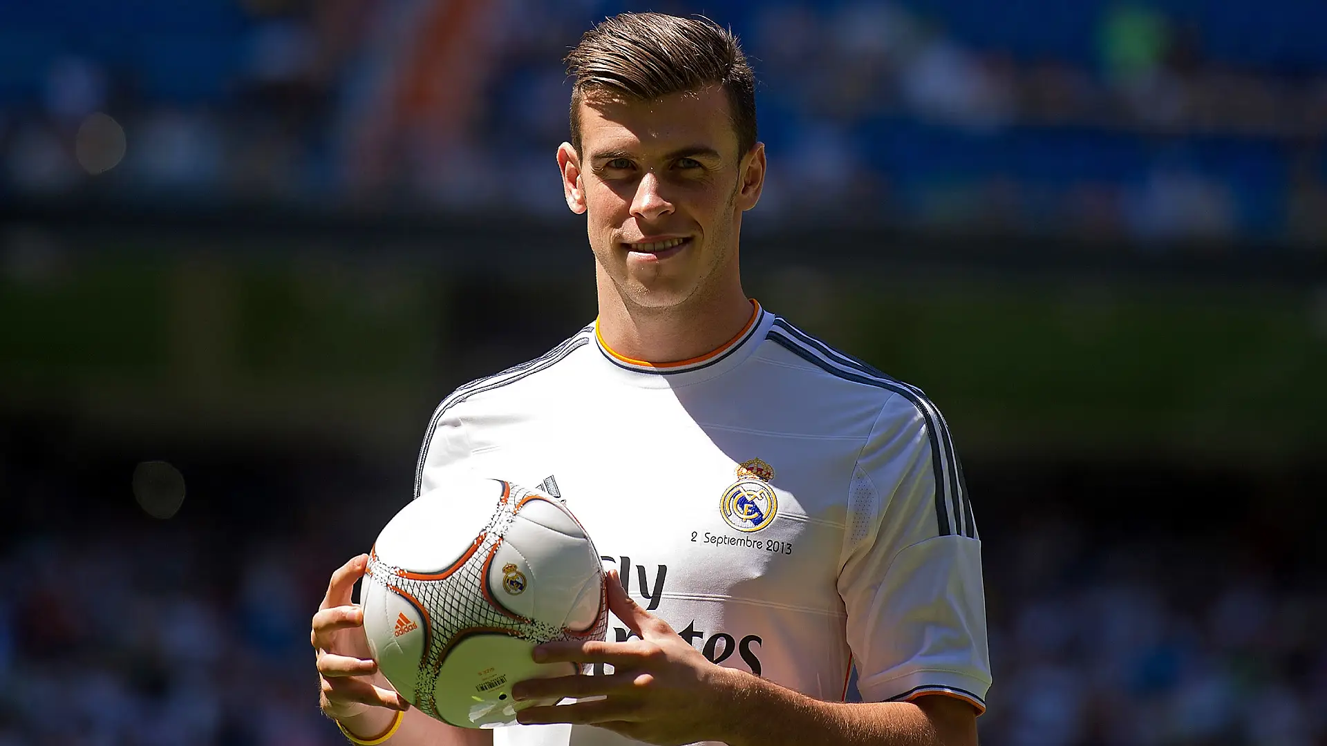 MADRID, SPAIN - SEPTEMBER 02: Gareth Bale poses for photographs in his new Real Madrid shirt during his official unveiling at estadio Santiago Bernabeu on September 2, 2013 in Madrid, Spain. (Photo by Denis Doyle/Getty Images)