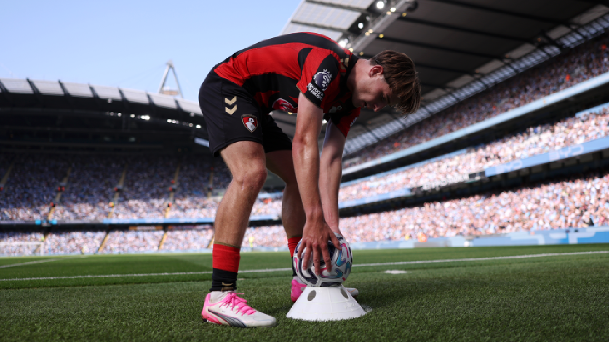 MANCHESTER, ENGLAND - AUGUST 23: Alex Scott of Bournemouth takes a corner kick during the Premier League 2026/27 match between Manchester City and AFC Bournemouth at Etihad Stadium on August 23, 2026 in Manchester, England. (Photo by Naomi Baker/Getty Images)