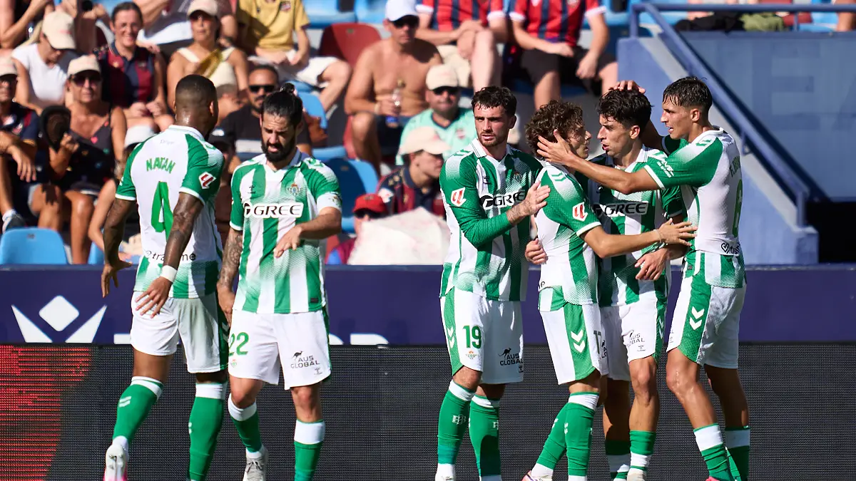 VALENCE, ESPAGNE - 29 AOÛT : Rodrigo Riquelme du Real Betis Balompie célèbre après avoir marqué le deuxième but de son équipe lors du match LaLiga EA Sports 2026/27 entre Levante UD et Real Betis Balompie à Ciutat de Valencia le 29 août 2026 à Valence, Espagne. (Photo de Mateo Villalba Sánchez/Getty Images)