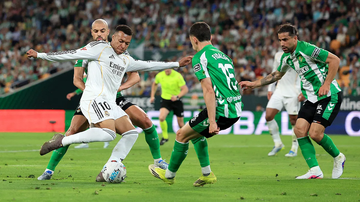 SÉVILLE, ESPAGNE - 24 AVRIL : Kylian Mbappé (Real Madrid) tire au but sous la pression d'Álvaro Fidalgo (Real Betis) lors du match de LaLiga EA Sports opposant le Real Betis Balompié au Real Madrid CF au stade La Cartuja le 24 avril 2026 à Séville, en Espagne. (Photo : Fran Santiago/Getty Images)