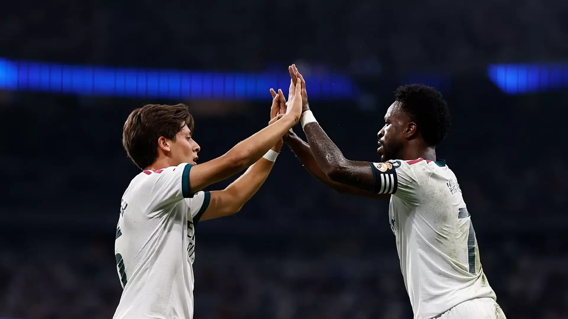 Arda Güler et Vinícius Junior avec le Real Madrid au Santiago Bernabéu. (realmadrid.com)