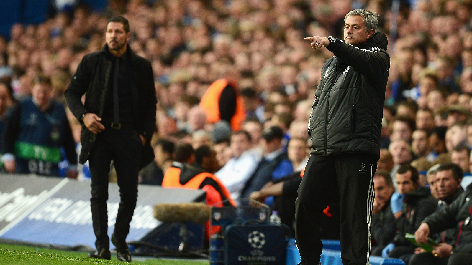 LONDON, ENGLAND - APRIL 30: Jose Mourinho, manager of Chelsea gives instructions watched by Diego Simeone, coach of Club Atletico de Madrid during the UEFA Champions League semi-final second leg match between Chelsea and Club Atletico de Madrid at Stamford Bridge on April 30, 2014 in London, England. (Photo by Jamie McDonald/Getty Images)