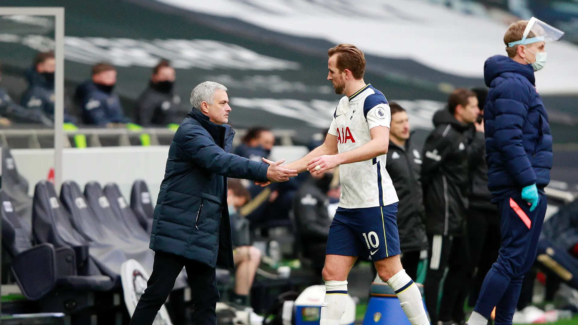 LONDON, ENGLAND - JANUARY 02: Jose Mourinho, Manager of Tottenham Hotspur shakes hands with Harry Kane of Tottenham Hotspur as he leaves the pitch during the Premier League match between Tottenham Hotspur and Leeds United at Tottenham Hotspur Stadium on January 02, 2021 in London, England. The match will be played without fans, behind closed doors as a Covid-19 precaution. (Photo by Ian Walton - Pool/Getty Images)