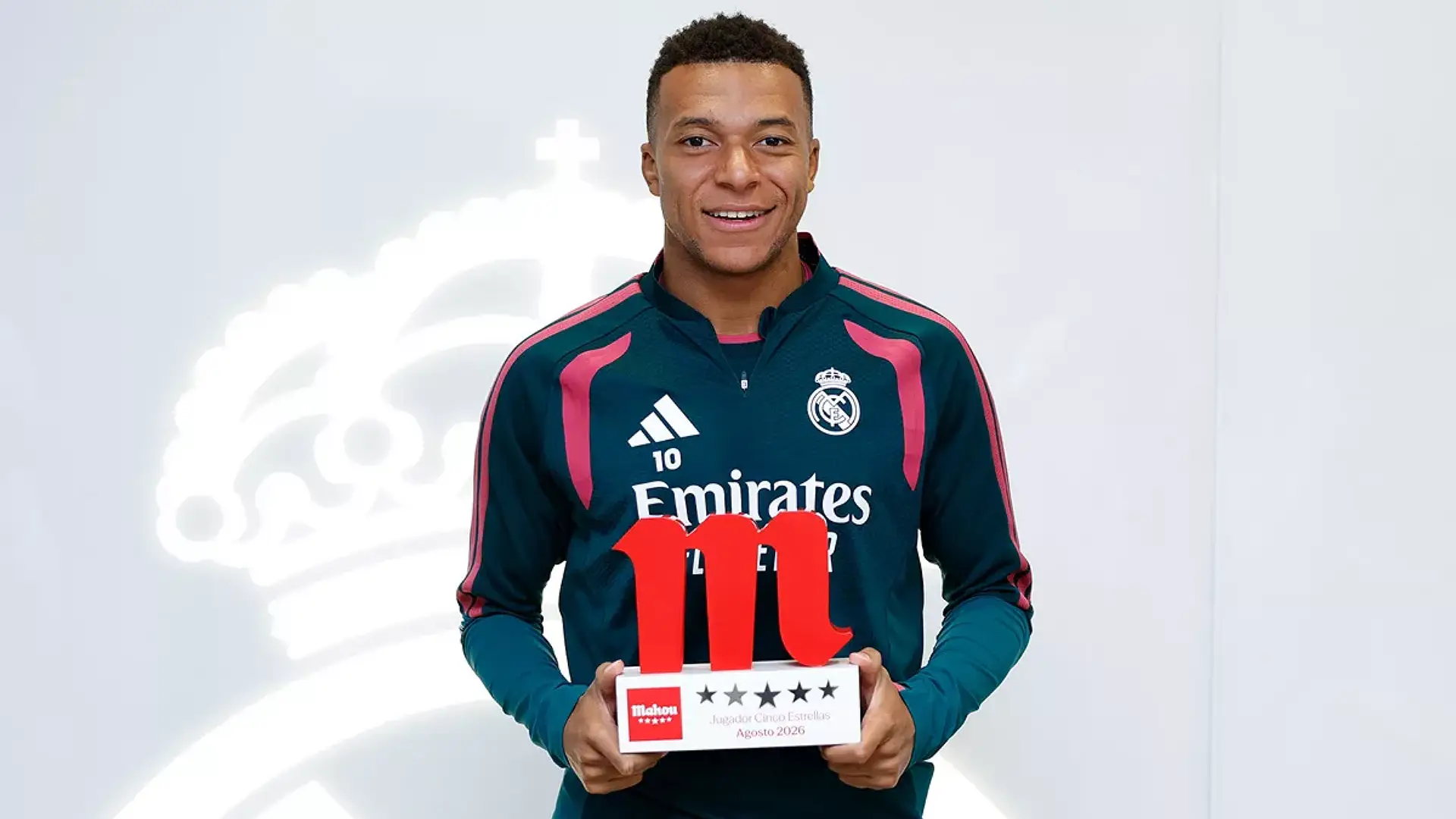 Kylian Mbappé a été désigné Joueur Cinq Étoiles Mahou du mois d'août du Real Madrid. (realmadrid.com)