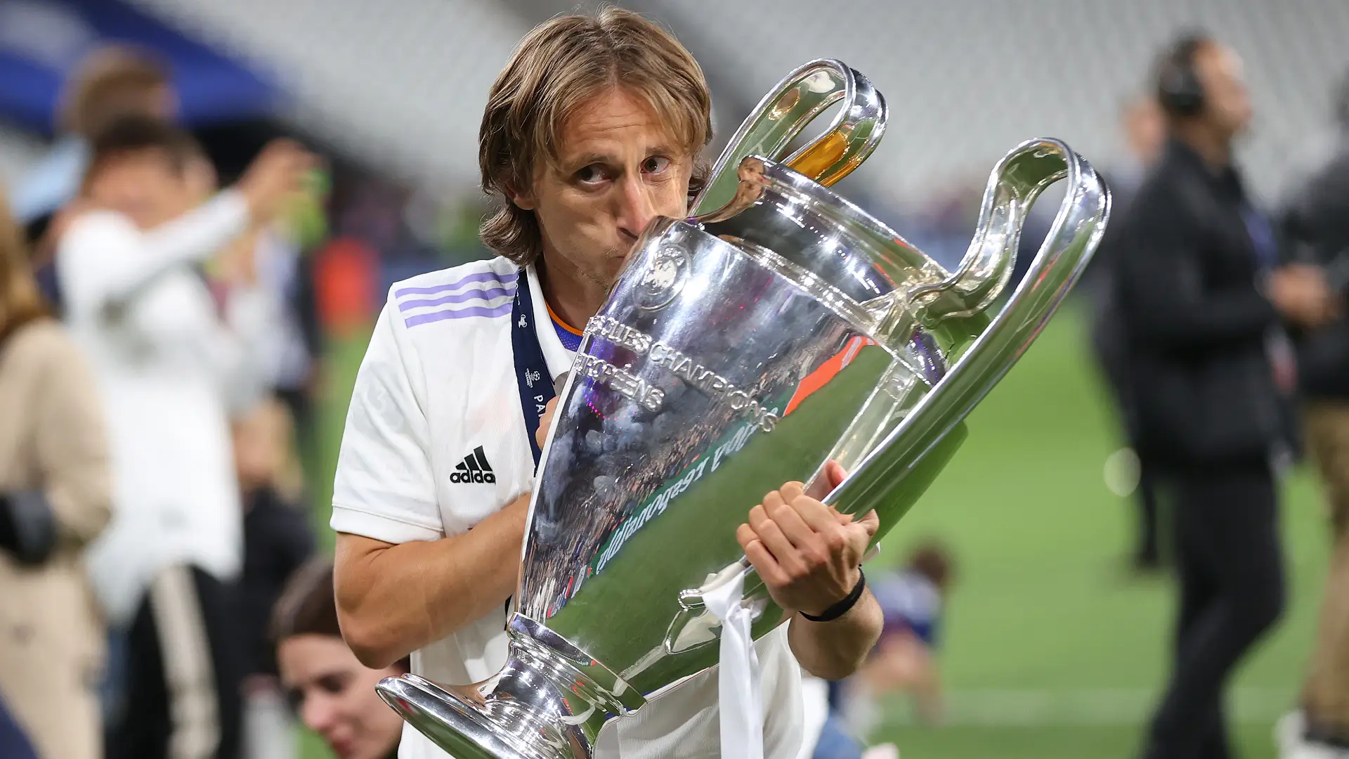 PARIS, FRANCE - MAY 28: Luka Modric of Real Madrid kisses the trophy as he celebrates winning the UEFA Champions League final match between Liverpool FC and Real Madrid at Stade de France on May 28, 2022 in Paris, France. (Photo by Catherine Ivill/Getty Images)