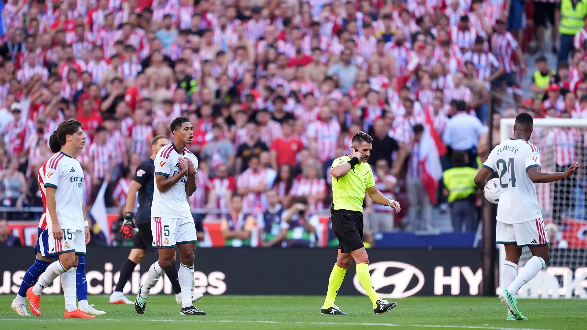 MADRID, SPAIN - SEPTEMBER 20: Referee Miguel Angel Ortiz Arias listens through his earpiece during the LaLiga EA Sports 2026/27 match between Atletico de Madrid and Real Madrid at Riyadh Air Metropolitano on September 20, 2026 in Madrid, Spain. (Photo by Mateo Villalba Sanchez/Getty Images)