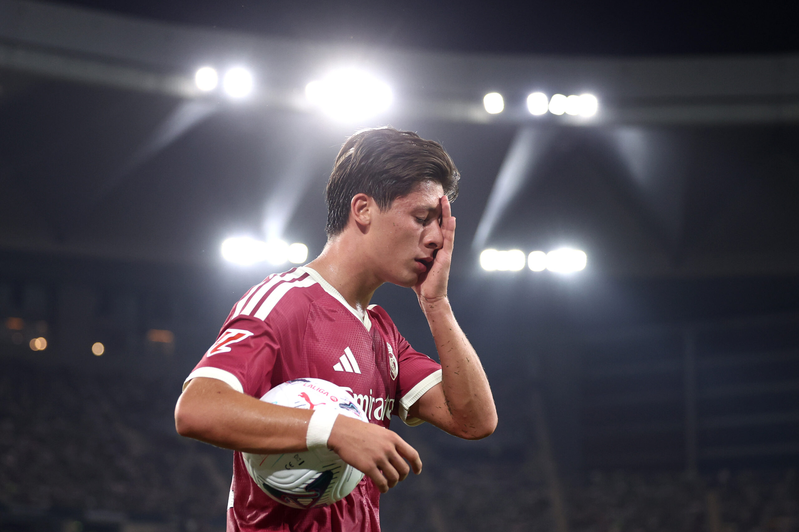 SÉVILLE, ESPAGNE - 4 SEPTEMBRE : Arda Guler du Real Madrid réagit pendant le match de LaLiga EA Sports 2026/27 opposant le Real Betis Balompié au Real Madrid à l'Estadio La Cartuja le 4 septembre 2026 à Séville, en Espagne. (Photo : Fran Santiago/Getty Images)