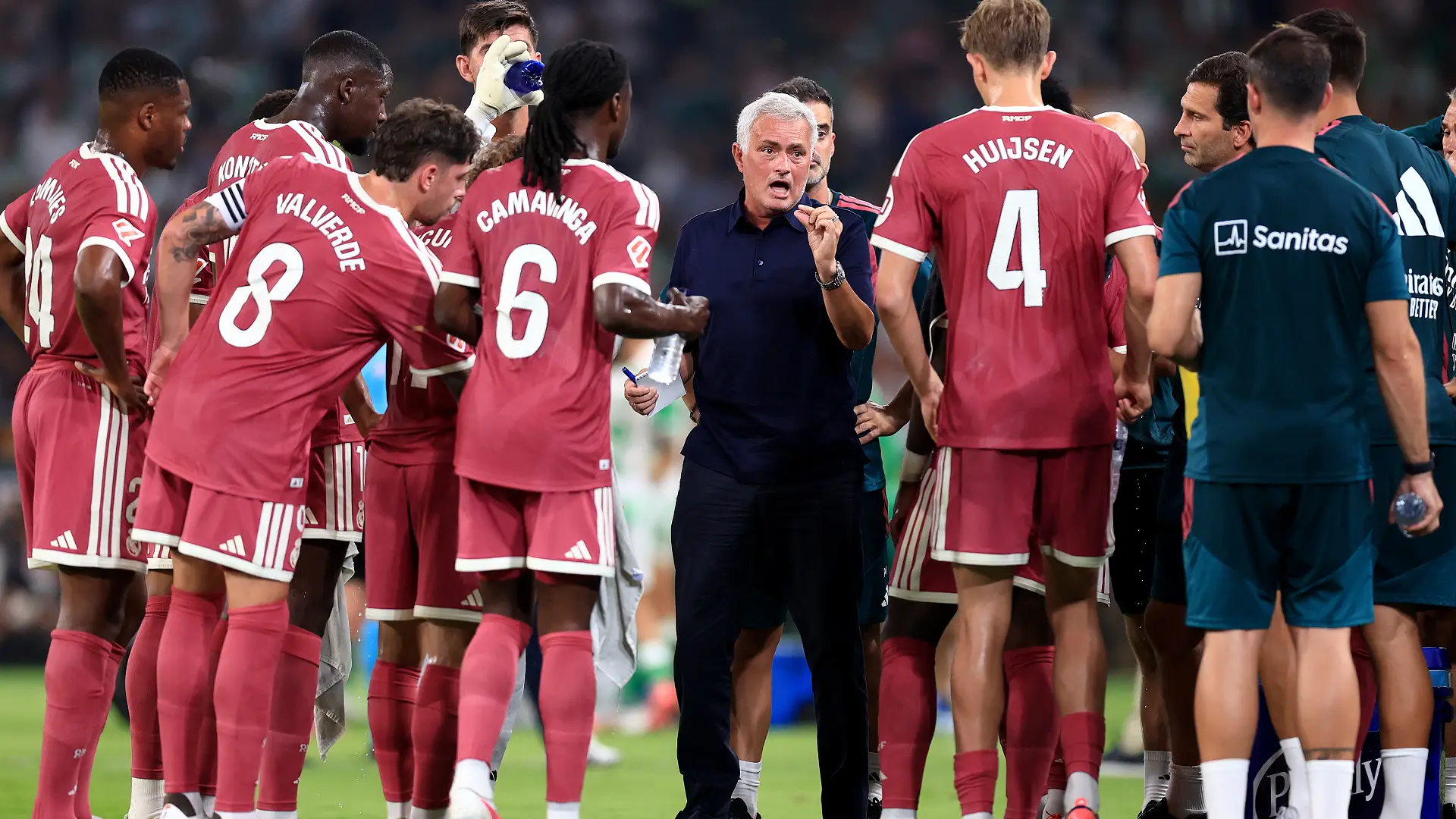 SEVILLE, SPAIN - SEPTEMBER 04: Jose Mourinho, Head Coach of Real Madrid talks to his players during the LaLiga EA Sports 2026/27 match between Real Betis Balompie and Real Madrid at Estadio La Cartuja on September 04, 2026 in Seville, Spain. (Photo by Fran Santiago/Getty Images)