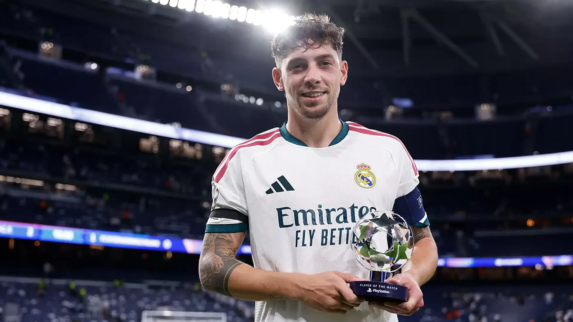 Federico Valverde avec le trophée d'homme du match de la rencontre Real Madrid - Inter Milan. (realmadrid.com)