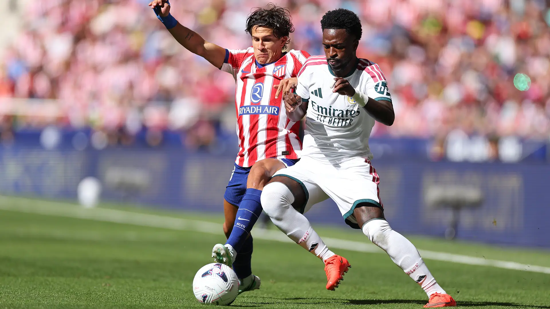 MADRID, SPAIN - SEPTEMBER 20: Vinicius Junior of Real Madrid is challenged by Giuliano Simeone of Atletico Madrid during the LaLiga EA Sports 2026/27 match between Atletico de Madrid and Real Madrid at Riyadh Air Metropolitano on September 20, 2026 in Madrid, Spain. (Photo by Florencia Tan Jun/Getty Images)