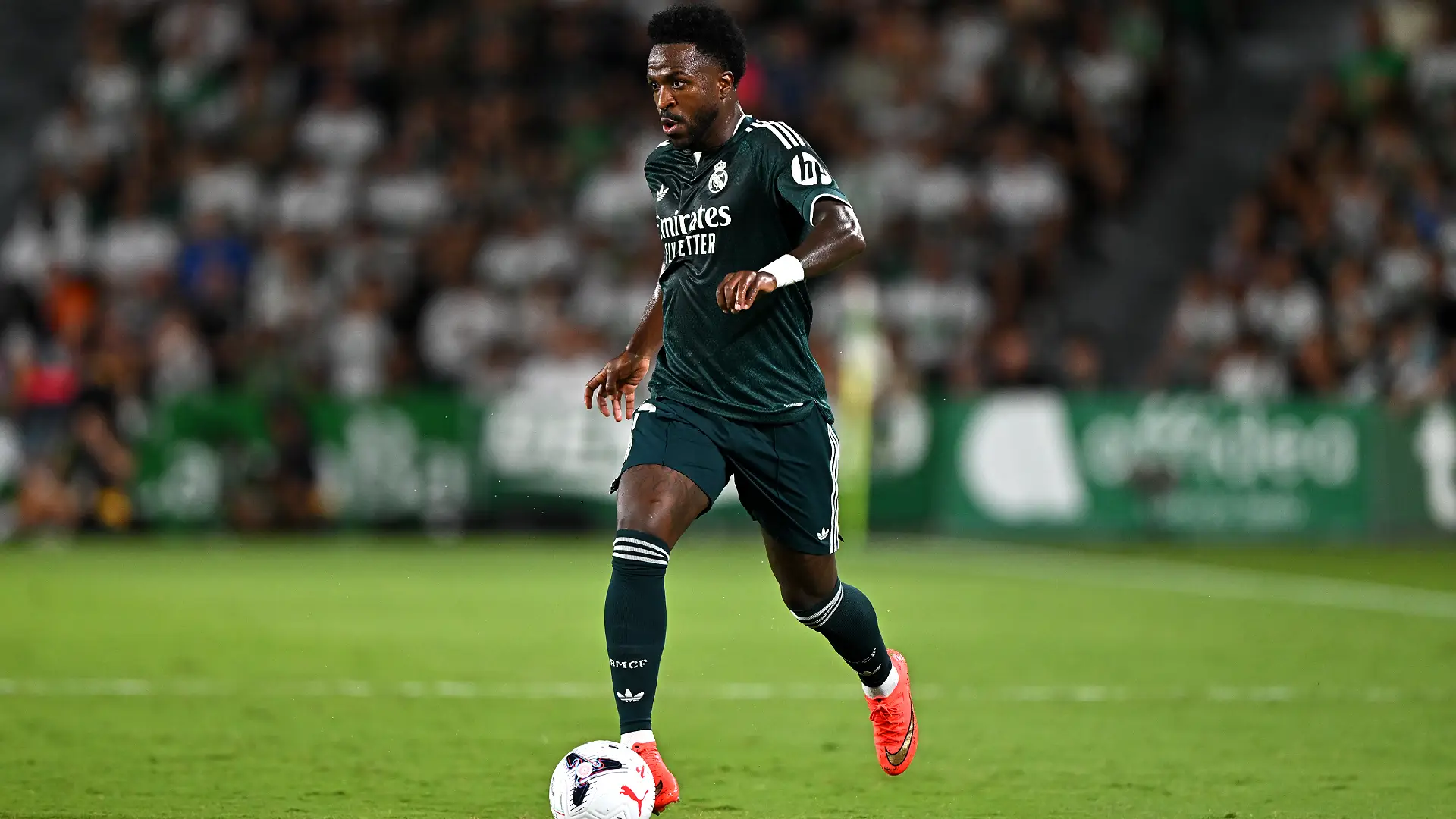 ELCHE, SPAIN - SEPTEMBER 15: Vinicius Junior of Real Madrid runs with the ball during the LaLiga EA Sports 2026/27 match between Elche CF and Real Madrid at Estadio Manuel Martinez Valero on September 15, 2026 in Elche, Spain. (Photo by Francisco Macia/Getty Images)