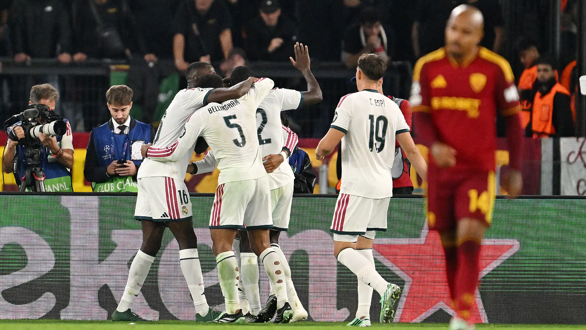 AS Roma - Real Madrid CF - Ligue des champions de l'UEFA 2026/27, phase de poules, 2e journée ROME, ITALIE – 14 OCTOBRE : Antonio Rüdiger (Real Madrid) célèbre le quatrième but de son équipe lors de la 2e journée de la phase de groupes de l’UEFA Champions League 2026/27, opposant l’AS Roma au Real Madrid CF au Stadio Olimpico le 14 octobre 2026 à Rome, en Italie. (Photo : Tullio M. Puglia/Getty Images)