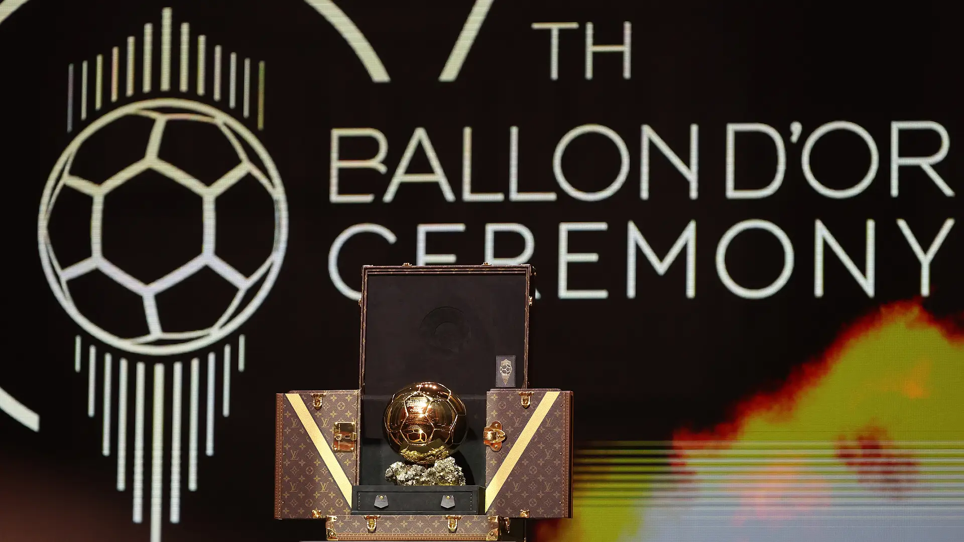 67e cérémonie du Ballon d'Or au Théâtre du Châtelet à Paris PARIS, FRANCE – 30 OCTOBRE : Vue générale du trophée du Ballon d’Or lors de la 67e cérémonie du Ballon d’Or au Théâtre du Châtelet le 30 octobre 2023 à Paris, France. (Photo : Pascal Le Segretain/Getty Images)