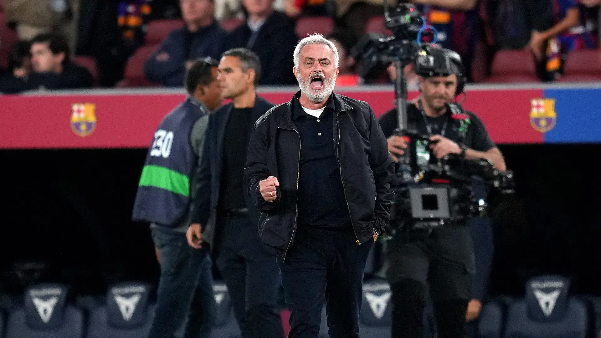 FC Barcelone contre Real Madrid - LaLiga EA Sports 2026/27 BARCELONE, ESPAGNE – 25 OCTOBRE : José Mourinho, entraîneur du Real Madrid, célèbre la victoire après le match de LaLiga EA Sports 2026/27 opposant le FC Barcelone au Real Madrid au Camp Nou (Spotify) le 25 octobre 2026 à Barcelone, en Espagne. (Photo : Alex Caparros/Getty Images)