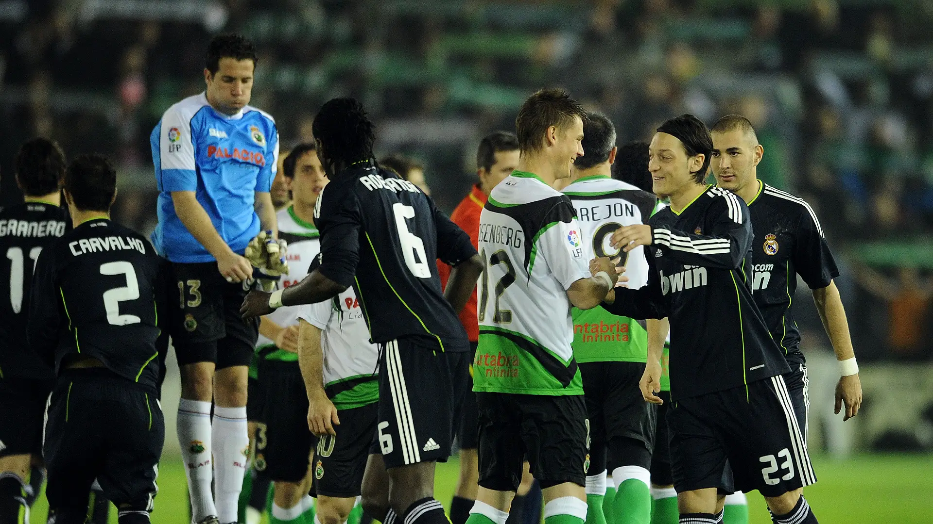 Racing Santander contre Real Madrid - Liga SANTANDER, ESPAGNE - 6 MARS : Mesut Özil (à droite) du Real Madrid salue Nils Rosenberg du Racing Santander lors du match de Liga opposant le Racing Santander au Real Madrid au stade El Sardinero le 6 mars 2011 à Santander, en Espagne. (Photo : Jasper Juinen/Getty Images)