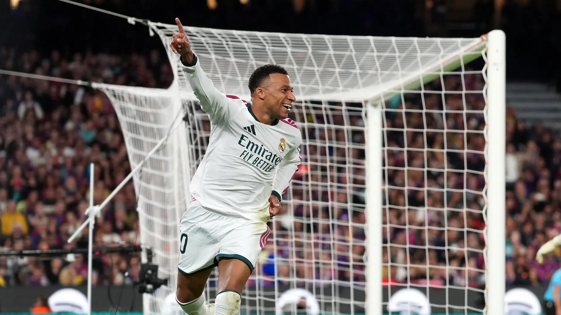 FC Barcelone contre Real Madrid - LaLiga EA Sports 2026/27 BARCELONE, ESPAGNE – 25 OCTOBRE : Kylian Mbappé (Real Madrid) célèbre le premier but de son équipe lors du match de LaLiga EA Sports 2026/27 opposant le FC Barcelone au Real Madrid au Camp Nou (Spotify) le 25 octobre 2026 à Barcelone, en Espagne. (Photo : Alex Caparros/Getty Images)
