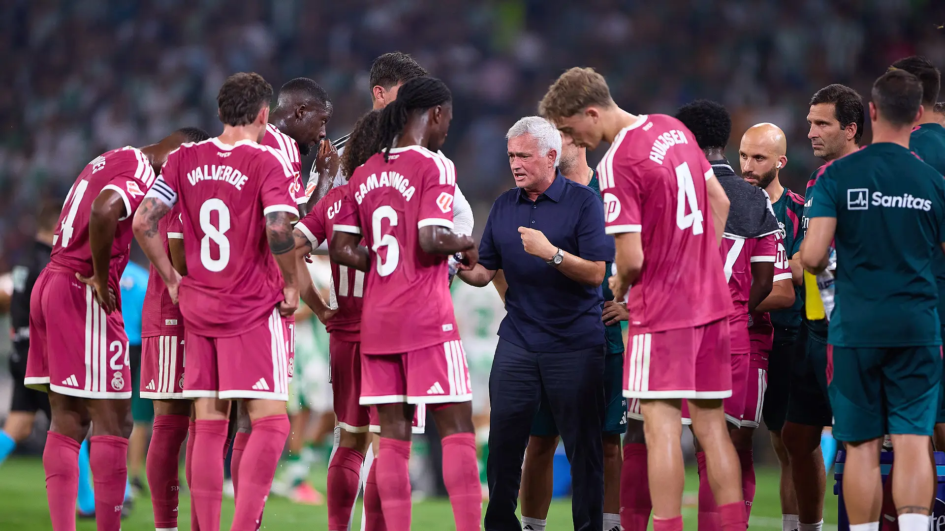 Real Betis Balompié contre Real Madrid - LaLiga EA Sports 2026/27 SÉVILLE, ESPAGNE - 4 SEPTEMBRE : José Mourinho, entraîneur du Real Madrid, s'adresse à ses joueurs lors du match de LaLiga EA Sports 2026/27 opposant le Real Betis Balompié au Real Madrid au stade La Cartuja le 4 septembre 2026 à Séville, en Espagne. (Photo : Fran Santiago/Getty Images)
