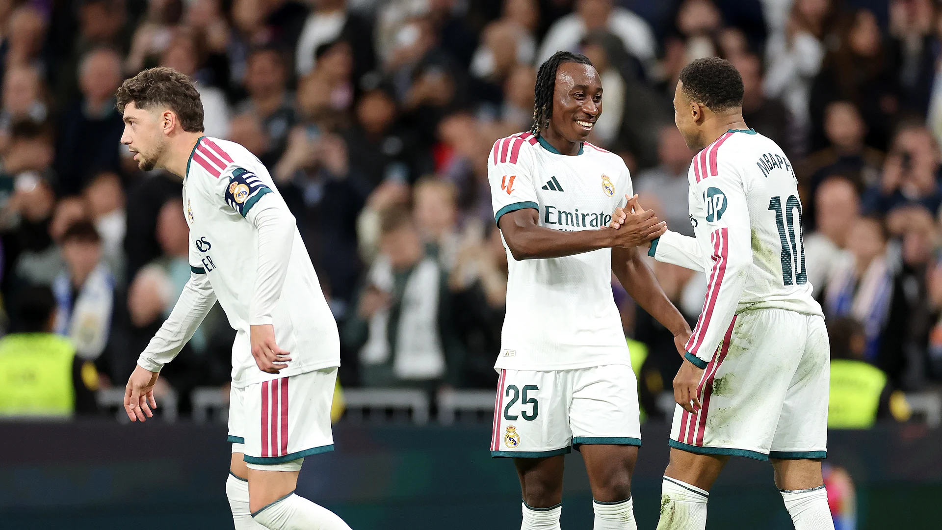MADRID, ESPAGNE – 18 OCTOBRE : Kylian Mbappé (Real Madrid) célèbre son but, le troisième de son équipe, sur penalty, avec ses coéquipiers lors du match de LaLiga EA Sports 2026/27 opposant le Real Madrid au FC Séville au stade Santiago Bernabéu le 18 octobre 2026 à Madrid, en Espagne. (Photo : Florencia Tan Jun/Getty Images)