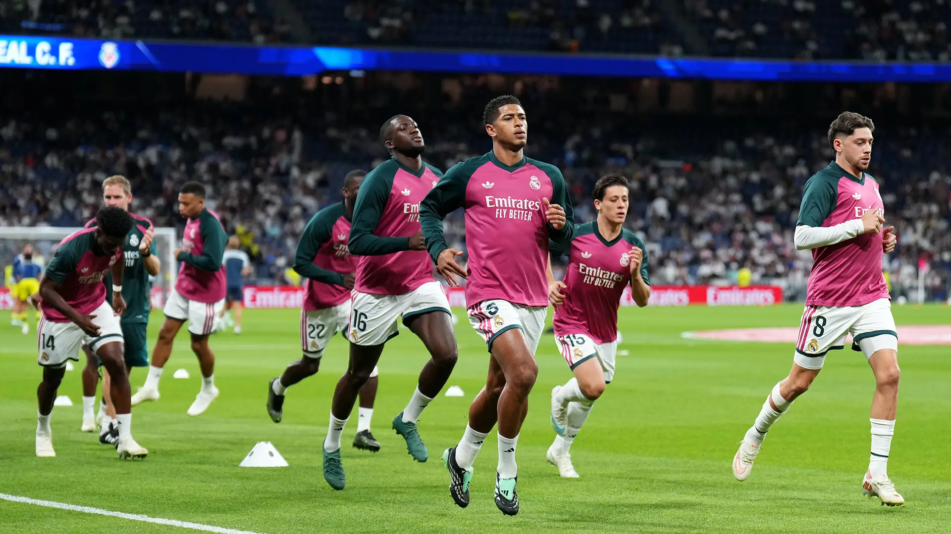 Real Madrid - Villarreal CF - LaLiga EA Sports 2026/27 MADRID, ESPAGNE – 10 OCTOBRE : Jude Bellingham (Real Madrid) s’échauffe avec ses coéquipiers avant le match de LaLiga EA Sports 2026/27 opposant le Real Madrid à Villarreal CF au stade Santiago Bernabéu le 10 octobre 2026 à Madrid, en Espagne. (Photo : Angel Martinez/Getty Images)