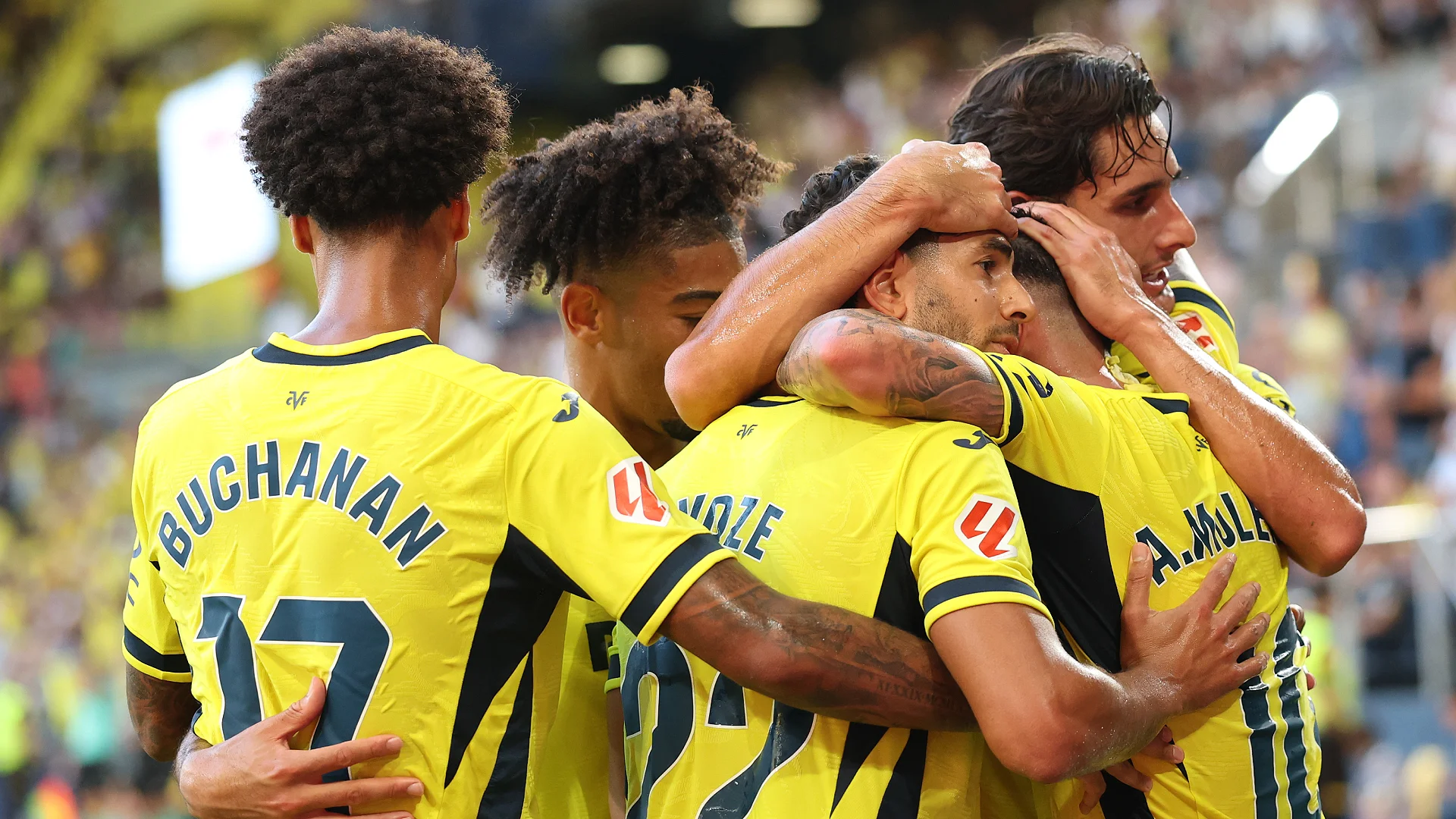 VILLARREAL, ESPAGNE – 20 SEPTEMBRE : Ayoze Perez (Villarreal CF) célèbre le premier but de son équipe avec ses coéquipiers lors du match de LaLiga EA Sports 2026/27 opposant Villarreal CF à Levante UD à l’Estadio de la Ceramica le 20 septembre 2026 à Villarreal, en Espagne. (Photo : Clive Brunskill/Getty Images)