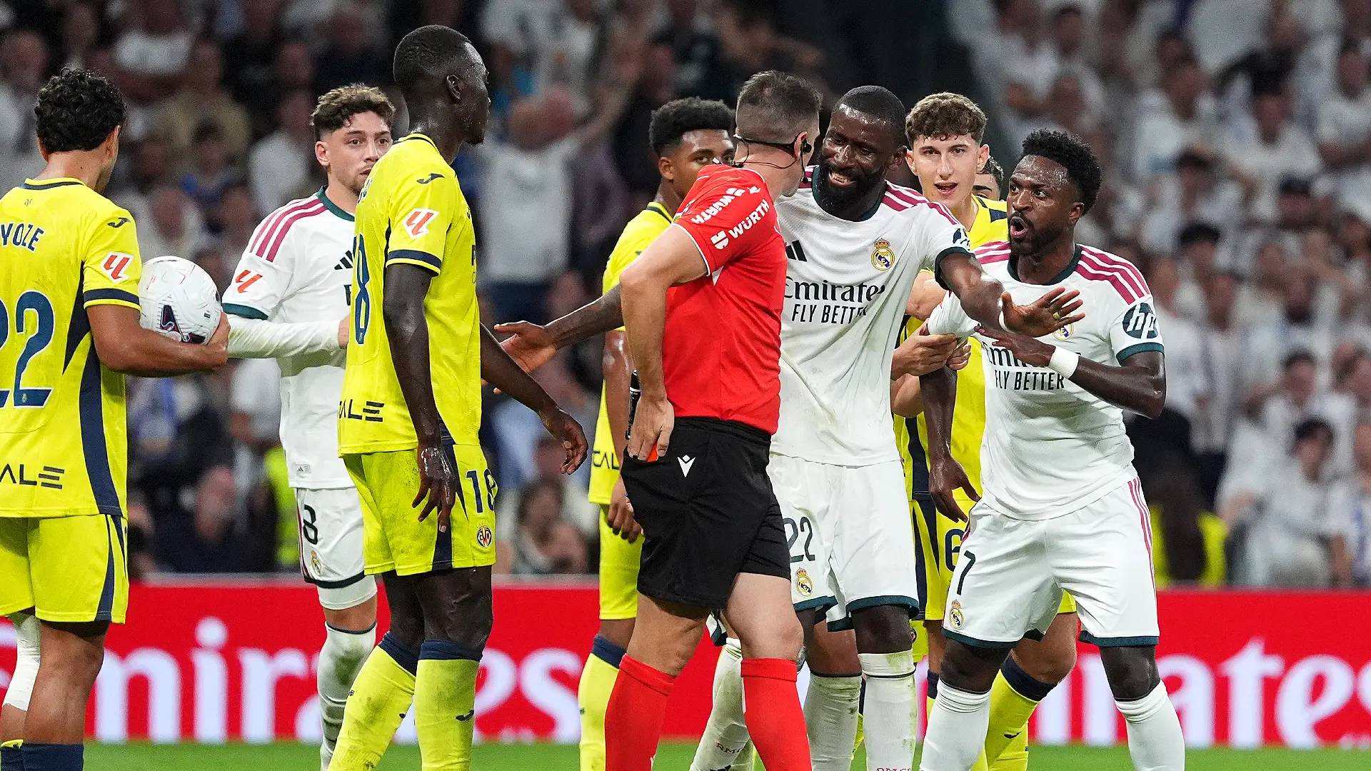 Real Madrid - Villarreal CF - LaLiga EA Sports 2026/27 MADRID, ESPAGNE - 10 OCTOBRE : Vinicius Jr (Real Madrid) est retenu par son coéquipier Antonio Rüdiger après avoir reçu un carton rouge de l'arbitre Isidro Díaz de Mera Escuderos lors du match de LaLiga EA Sports 2026/27 opposant le Real Madrid à Villarreal CF au stade Santiago Bernabéu le 10 octobre 2026 à Madrid, en Espagne. (Photo : Angel Martinez/Getty Images)