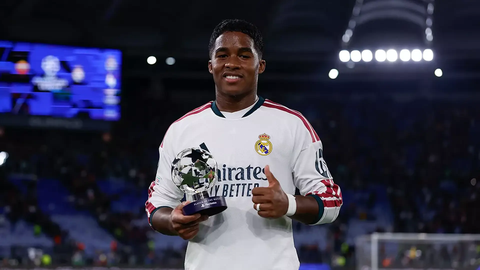 Endrick avec son trophée d'Homme du match après la rencontre contre l'AS Roma, en Ligue des champions (realmadrid.com)