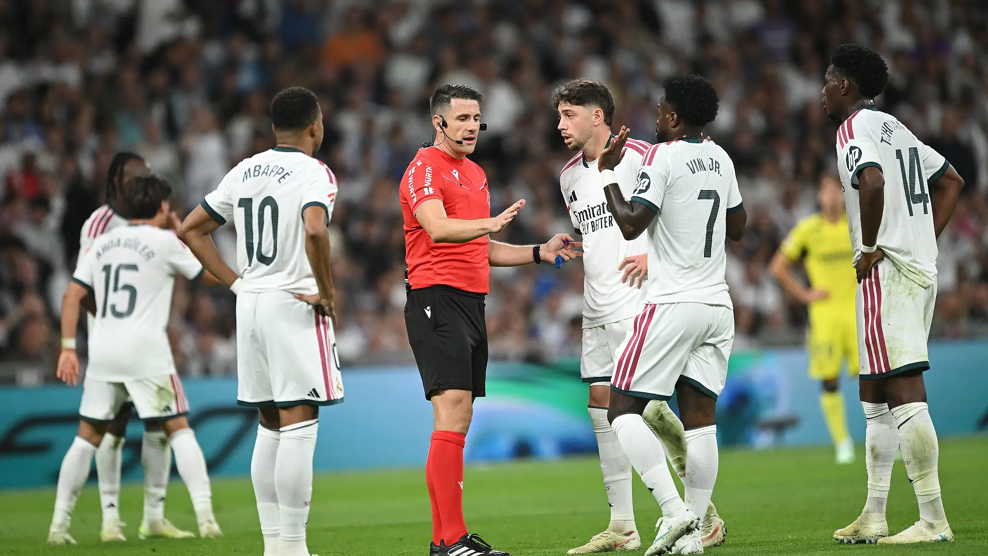 Real Madrid - Villarreal CF - LaLiga EA Sports 2026/27 MADRID, ESPAGNE – 10 OCTOBRE : Federico Valverde du Real Madrid s'entretient avec l'arbitre Isidro Diaz de Mera Escuderos lors du match de LaLiga EA Sports 2026/27 opposant le Real Madrid à Villarreal CF au stade Santiago Bernabéu le 10 octobre 2026 à Madrid, en Espagne. (Photo : Denis Doyle/Getty Images)