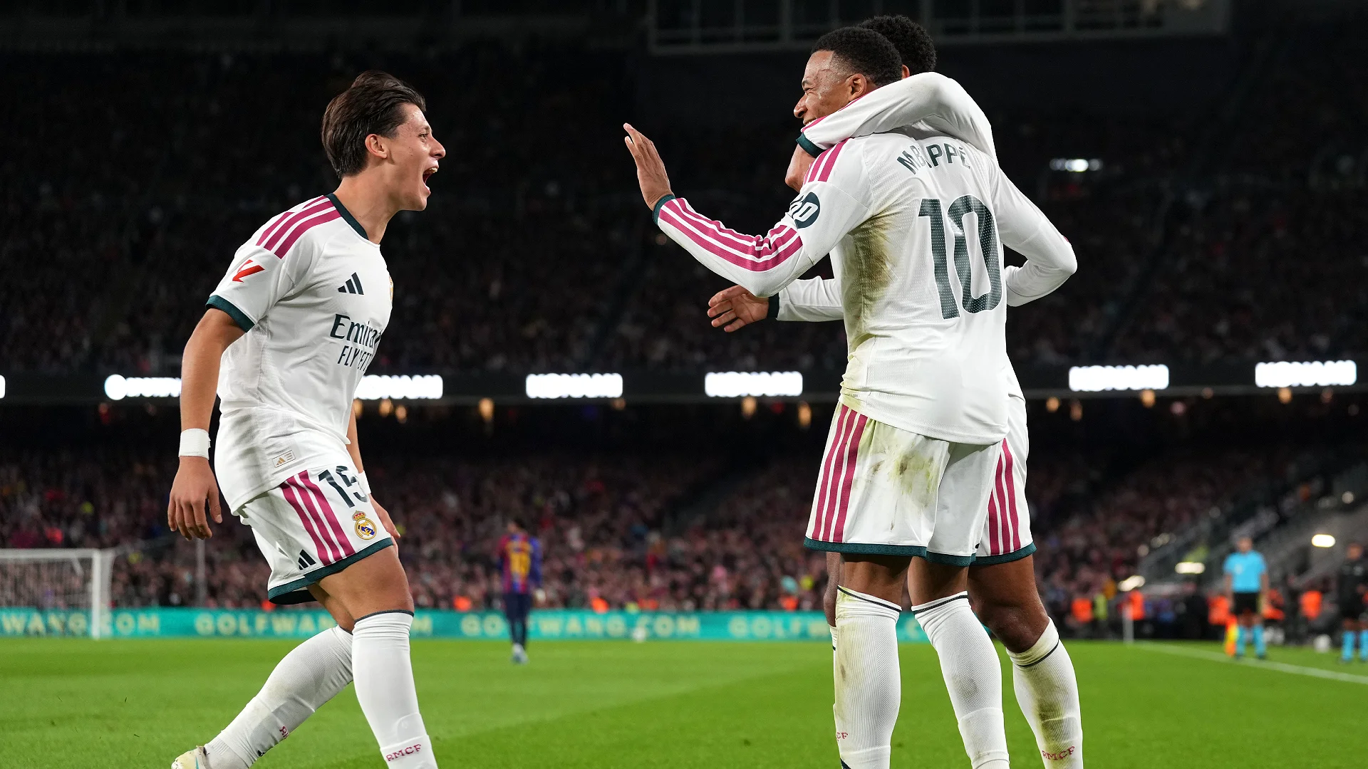 BARCELONE, ESPAGNE – 25 OCTOBRE : Kylian Mbappé (Real Madrid) célèbre le premier but de son équipe avec ses coéquipiers Jude Bellingham et Arda Guler lors du match de LaLiga EA Sports 2026/27 opposant le FC Barcelone au Real Madrid au Camp Nou (Spotify) le 25 octobre 2026 à Barcelone, en Espagne. (Photo : Alex Caparros/Getty Images)