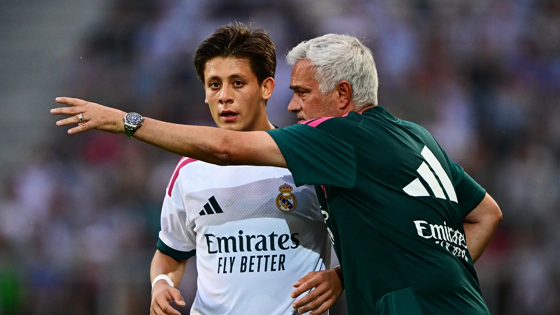 Real Madrid - Fiorentina - Match amical de pré-saison KLAGENFURT, AUTRICHE - 1ER AOÛT : José Mourinho, entraîneur du Real Madrid, s'entretient avec Arda Güler, joueur du Real Madrid, lors du match amical de pré-saison opposant le Real Madrid à la Fiorentina au stade Wörthersee le 1er août 2026 à Klagenfurt, en Autriche. (Photo : Christian Bruna/Getty Images)