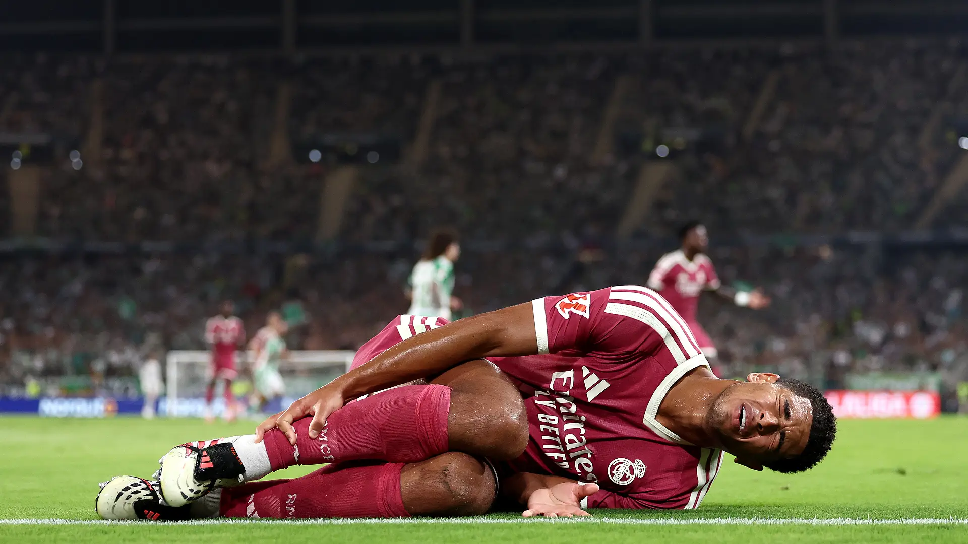 SEVILLE, SPAIN - SEPTEMBER 04: Jude Bellingham of Real Madrid sustains an injury during the LaLiga EA Sports 2026/27 match between Real Betis Balompie and Real Madrid at Estadio La Cartuja on September 04, 2026 in Seville, Spain. (Photo by Fran Santiago/Getty Images)