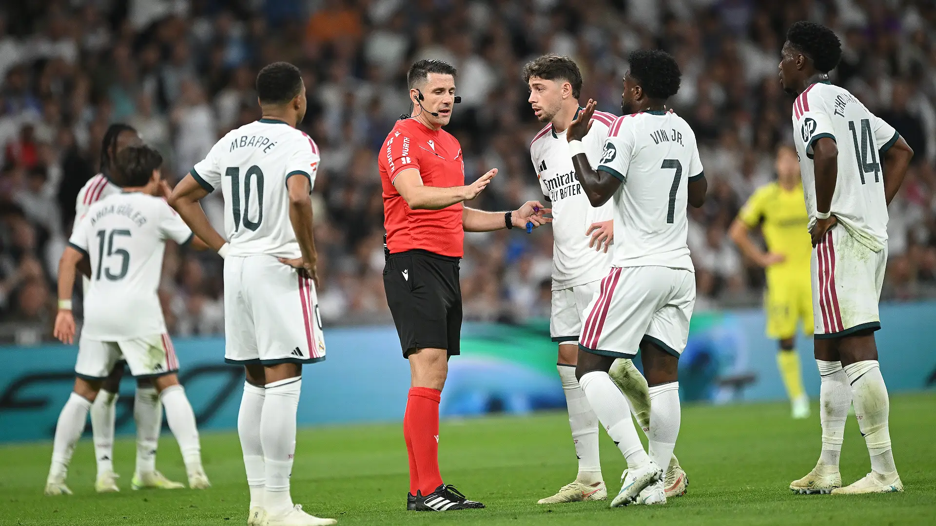 MADRID, SPAIN - OCTOBER 10: Federico Valverde of Real Madrid speaks with referee Isidro Diaz de Mera Escuderos during the LaLiga EA Sports 2026/27 match between Real Madrid and Villarreal CF at Estadio Santiago Bernabeu on October 10, 2026 in Madrid, Spain. (Photo by Denis Doyle/Getty Images