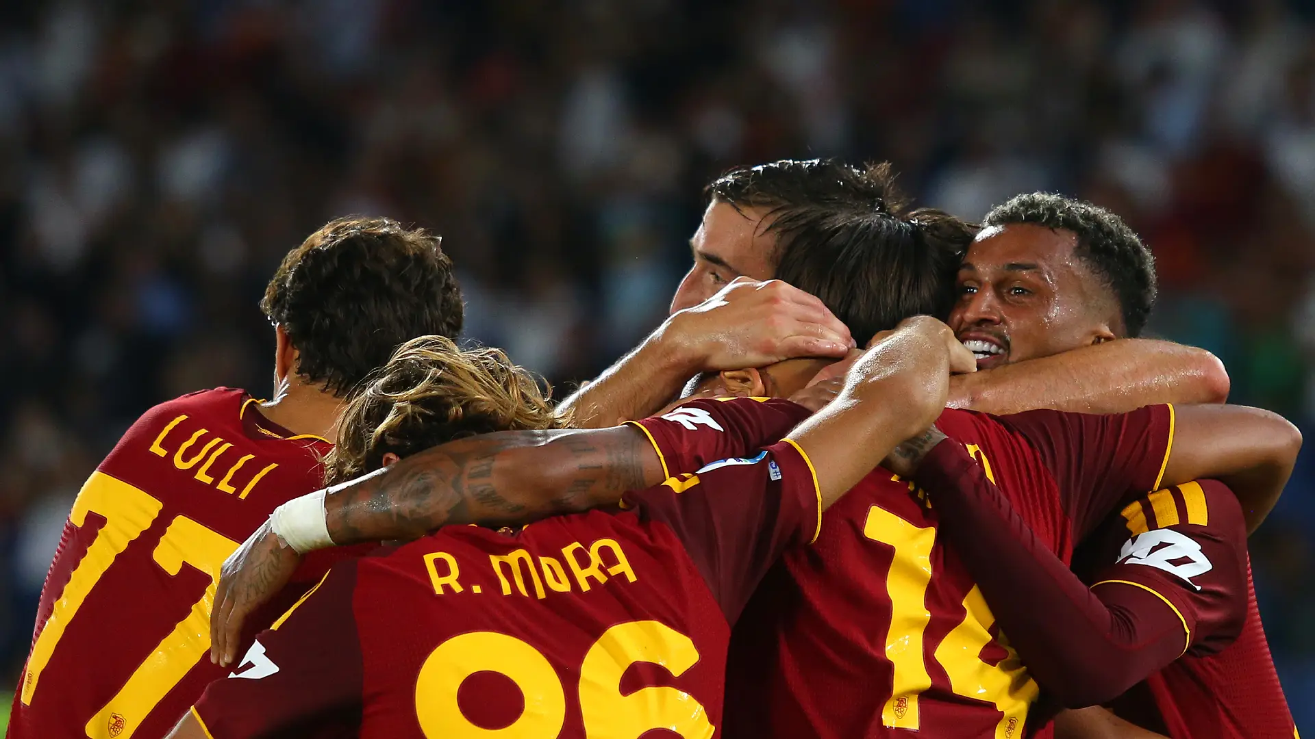 ROME, ITALY - AUGUST 24: Donyell Malen with his teammates of AS Roma celebrates scoring his team’s first goal during the Serie A match between AS Roma and ACF Fiorentina at Stadio Olimpico on August 24, 2026 in Rome, Italy. (Photo by Paolo Bruno/Getty Images)