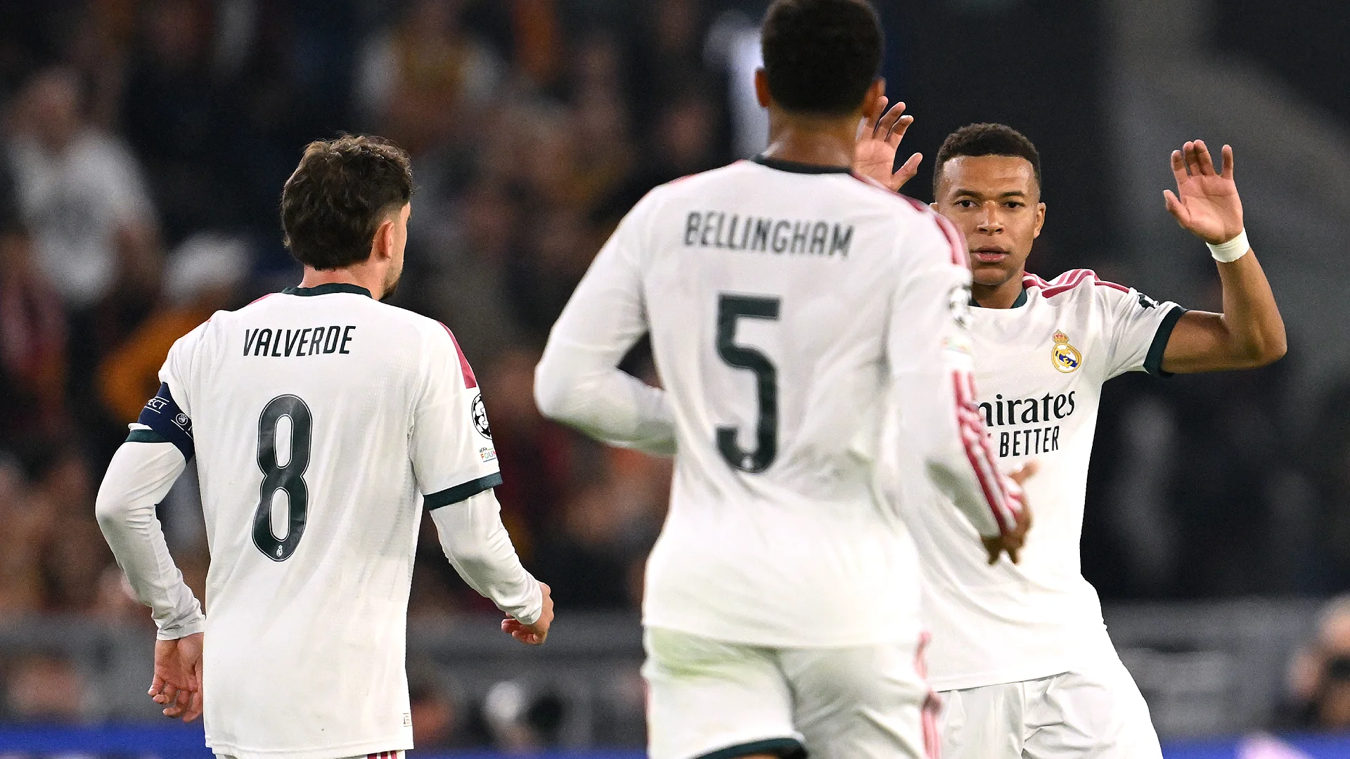 ROME, ITALIE - 14 OCTOBRE : Aurélien Tchouameni (Real Madrid) réagit après le premier but de Marten de Roon (AS Roma) lors de la 2e journée de la phase de groupes de l'UEFA Champions League 2026/27, opposant l'AS Roma au Real Madrid CF au Stadio Olimpico le 14 octobre 2026 à Rome, en Italie. (Photo : Tullio M. Puglia/Getty Images)