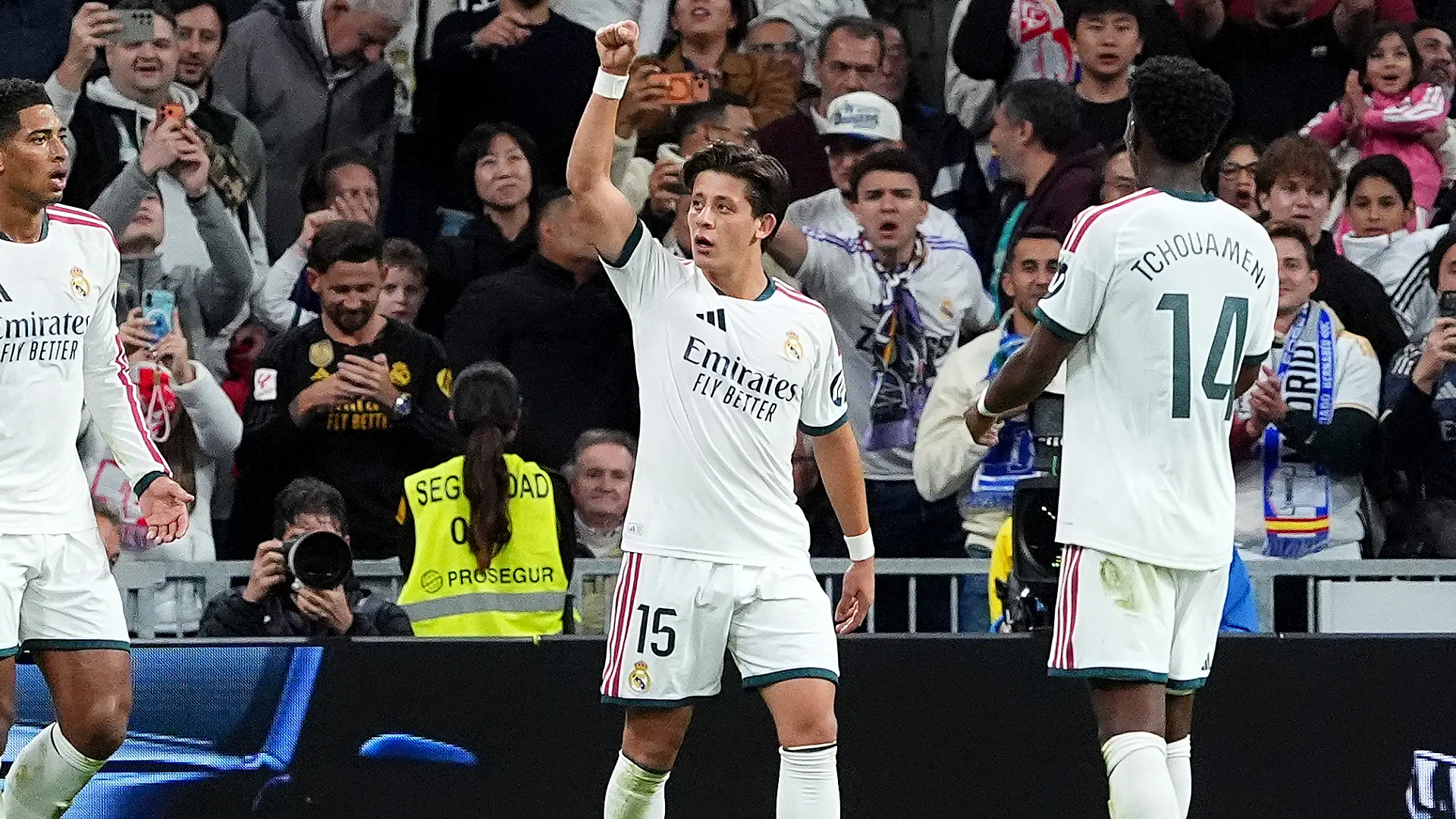 Real Madrid contre Séville FC - LaLiga EA Sports 2026/27 MADRID, ESPAGNE - 18 OCTOBRE : Arda Guler (Real Madrid) célèbre le premier but de son équipe avec ses coéquipiers Ibrahima Konaté et Aurélien Tchouaméni lors du match de LaLiga EA Sports 2026/27 opposant le Real Madrid au FC Séville au stade Santiago Bernabéu le 18 octobre 2026 à Madrid, en Espagne. (Photo : Angel Martinez/Getty Images)