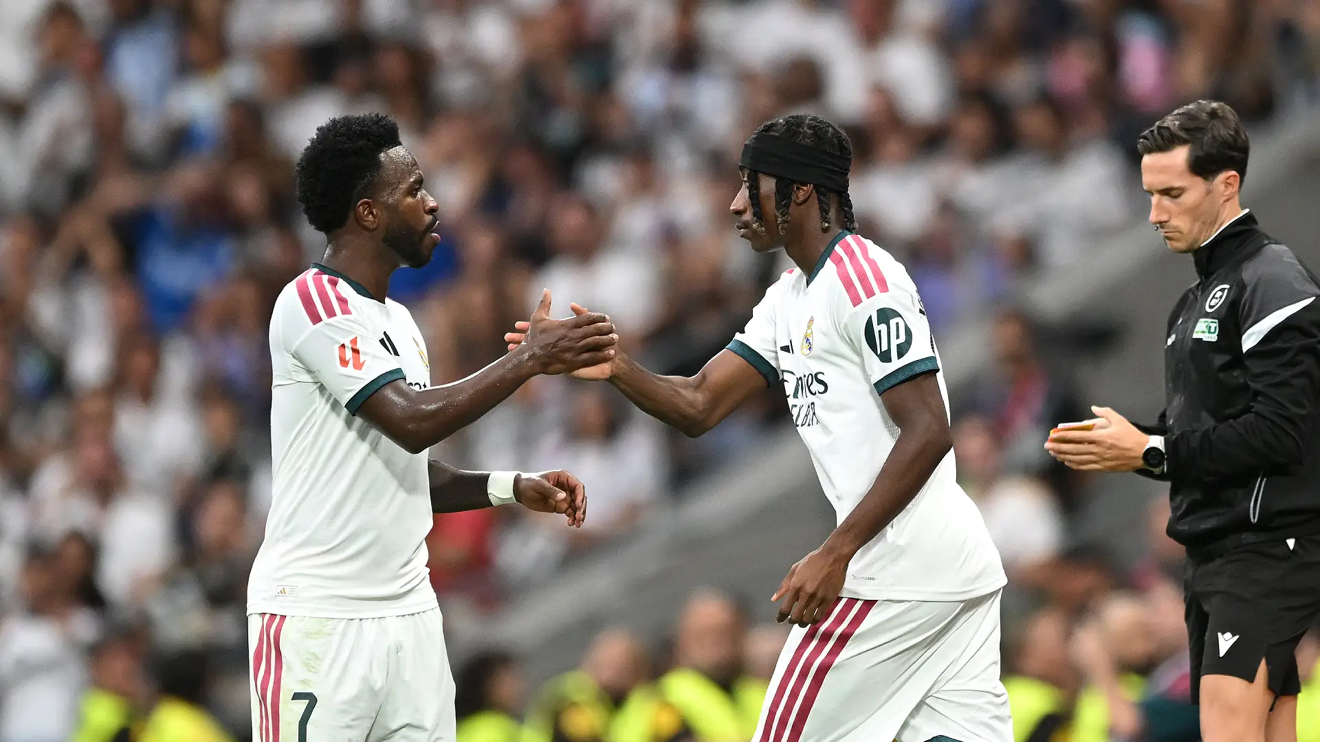 Real Madrid - Malaga CF - LaLiga EA Sports 2026/27 MADRID, ESPAGNE - 30 AOÛT : Yan Diomande (Real Madrid) serre la main de Vinicius Junior (Real Madrid), entré en jeu en tant que remplaçant lors du match de LaLiga EA Sports 2026/27 opposant le Real Madrid à Malaga CF au stade Santiago Bernabéu le 30 août 2026 à Madrid, en Espagne. (Photo : Denis Doyle/Getty Images)