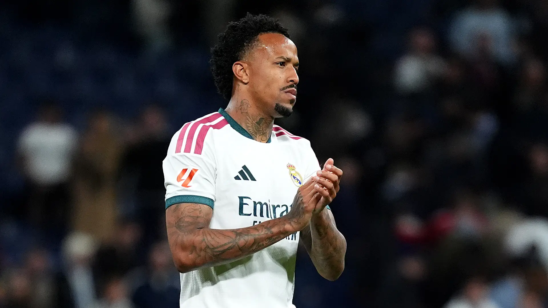 Real Madrid contre Séville FC - LaLiga EA Sports 2026/27 MADRID, ESPAGNE – 18 OCTOBRE : Eder Militao du Real Madrid salue les supporters après le match de LaLiga EA Sports 2026/27 opposant le Real Madrid au FC Séville au stade Santiago Bernabéu le 18 octobre 2026 à Madrid, en Espagne. (Photo : Angel Martinez/Getty Images)
