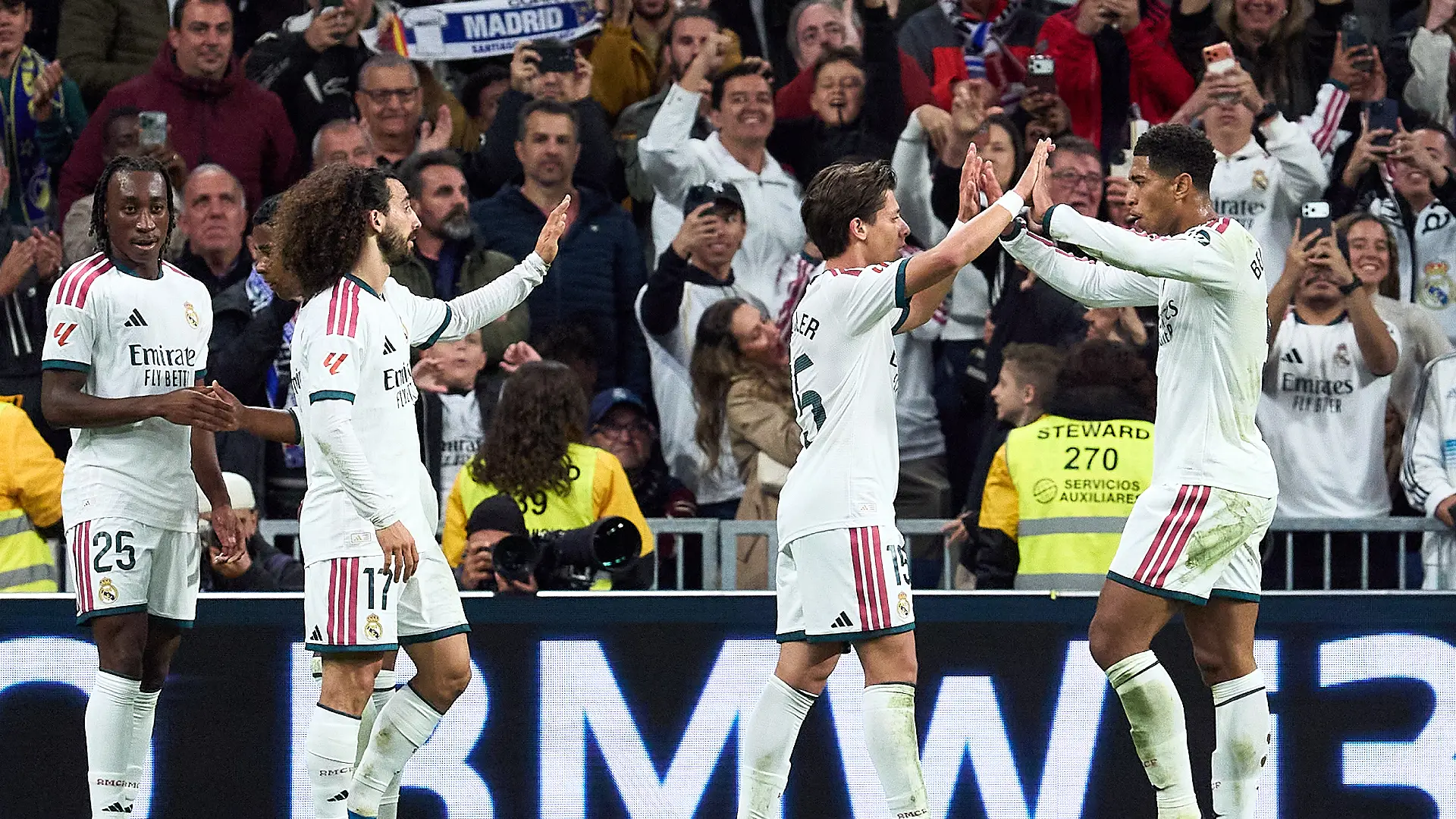 Real Madrid contre Séville FC - LaLiga EA Sports 2026/27 MADRID, ESPAGNE - 18 OCTOBRE : Arda Guler (Real Madrid) célèbre son but, le premier de son équipe, avec Jude Bellingham lors du match de LaLiga EA Sports 2026/27 opposant le Real Madrid au FC Séville au stade Santiago Bernabéu le 18 octobre 2026 à Madrid, en Espagne. (Photo : Angel Martinez/Getty Images)