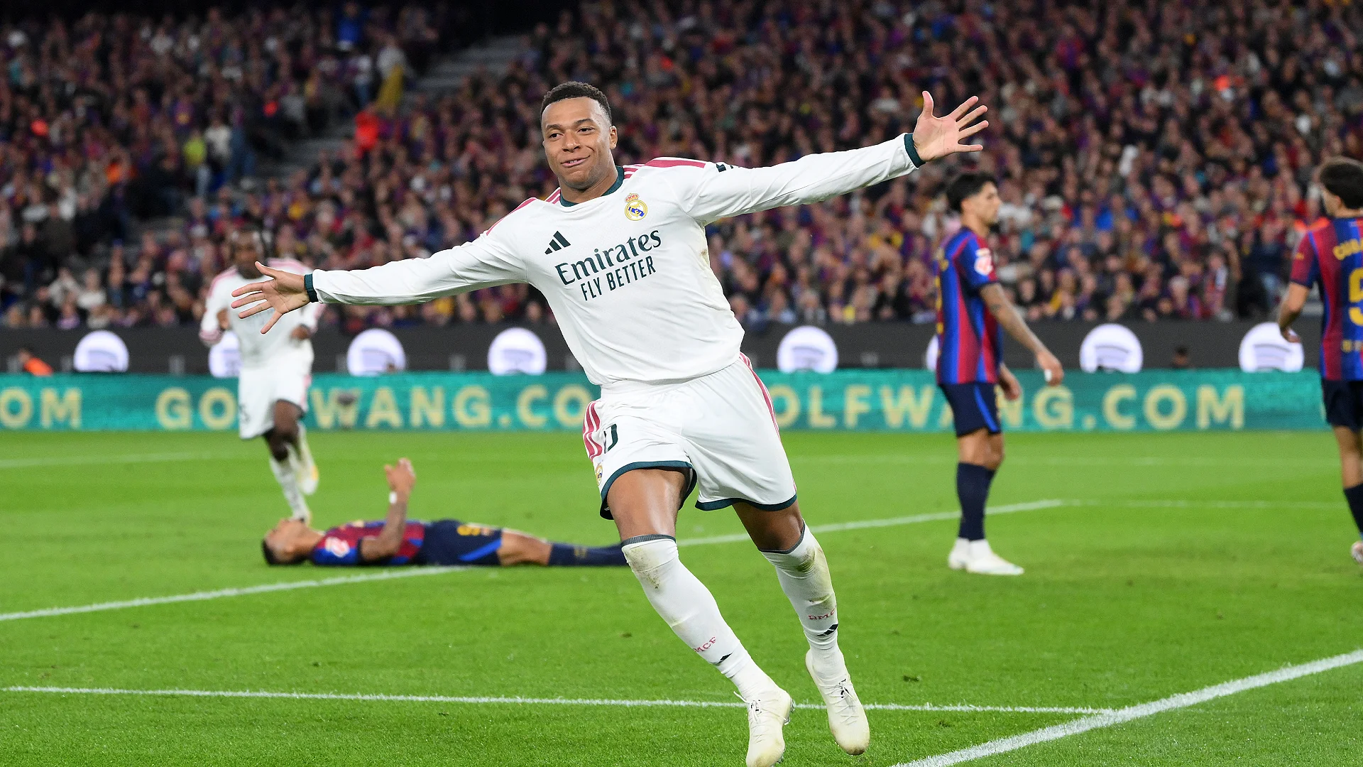 BARCELONE, ESPAGNE – 25 OCTOBRE : Kylian Mbappé (Real Madrid) célèbre le premier but de son équipe avec ses coéquipiers Jude Bellingham et Arda Guler lors du match de LaLiga EA Sports 2026/27 opposant le FC Barcelone au Real Madrid au Camp Nou (Spotify) le 25 octobre 2026 à Barcelone, en Espagne. (Photo : Alex Caparros/Getty Images)