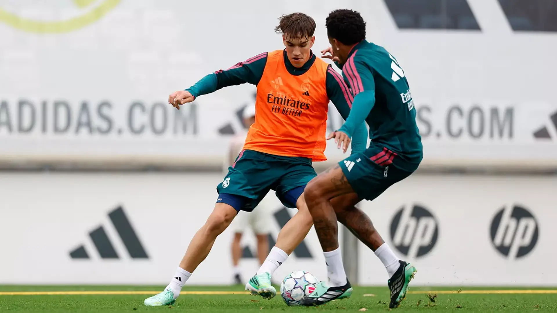 Carlos Espi et Eder Militao au dernier entraînement du Real Madrid avant la réception du RB Leipzig (realmadrid.com)