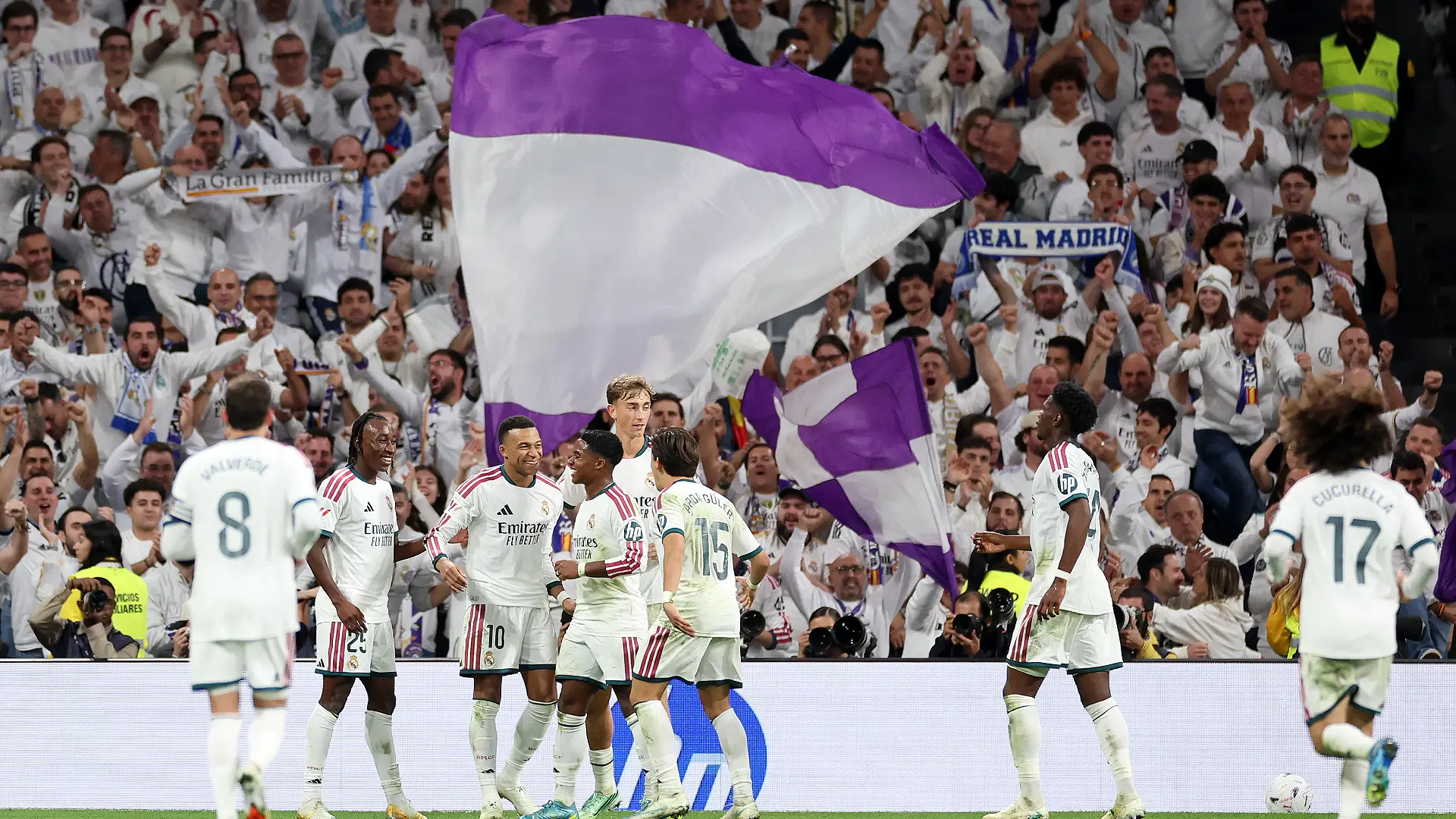 Real Madrid contre Séville FC - LaLiga EA Sports 2026/27 MADRID, ESPAGNE – 18 OCTOBRE : Les joueurs s’alignent avant le match de LaLiga EA Sports 2026/27 opposant le Real Madrid au FC Séville au stade Santiago Bernabéu le 18 octobre 2026 à Madrid, en Espagne. (Photo : Angel Martinez/Getty Images)