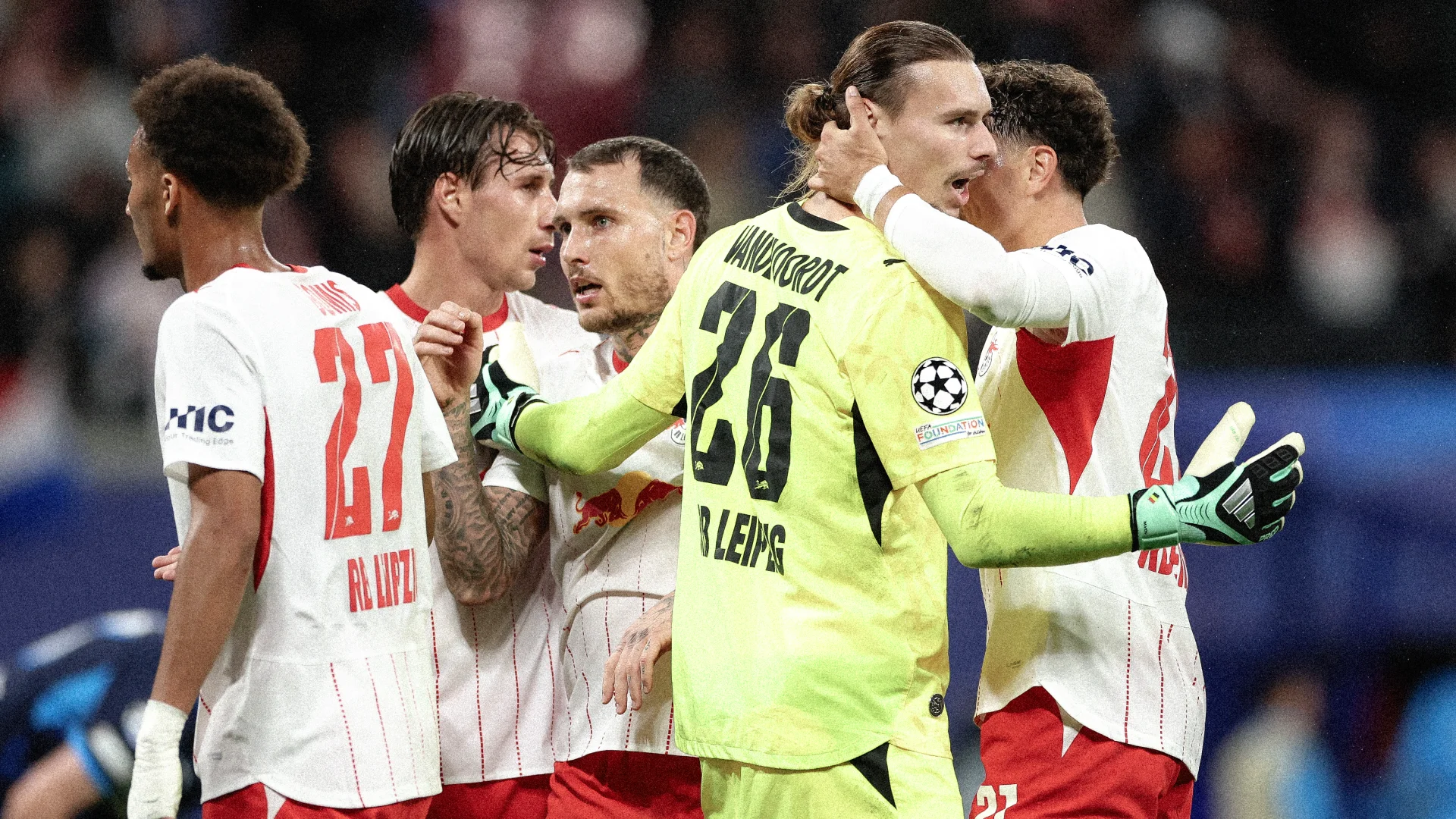 LEIPZIG, ALLEMAGNE - 13 OCTOBRE : (NOTE DE L'ÉDITEUR : Des effets de tonalité ont été appliqués à cette image.) Maarten Vandevoordt (au centre), Neil El Aynaoui (à droite), David Raum et Tidiam Gomis du RB Leipzig célèbrent leur victoire face au PSV Eindhoven lors de la 2e journée de la phase de groupes de l'UEFA Champions League 2026/27, à la RB Arena de Leipzig, le 13 octobre 2026. (Photo : Maja Hitij/Getty Images)