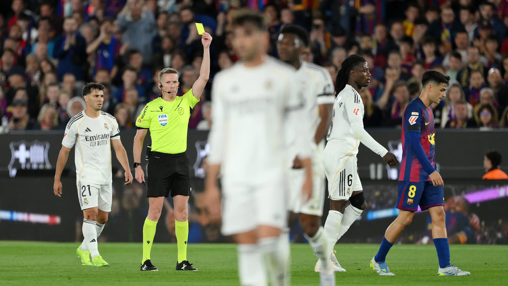 FC Barcelone contre Real Madrid CF - LaLiga EA Sports BARCELONE, ESPAGNE – 10 MAI : L’arbitre Alejandro Hernandez brandit un carton jaune à Eduardo Camavinga du Real Madrid lors du Clasico de LaLiga EA Sports opposant le FC Barcelone au Real Madrid CF au Camp Nou (Spotify) le 10 mai 2026 à Barcelone, en Espagne. (Photo : David Ramos/Getty Images)