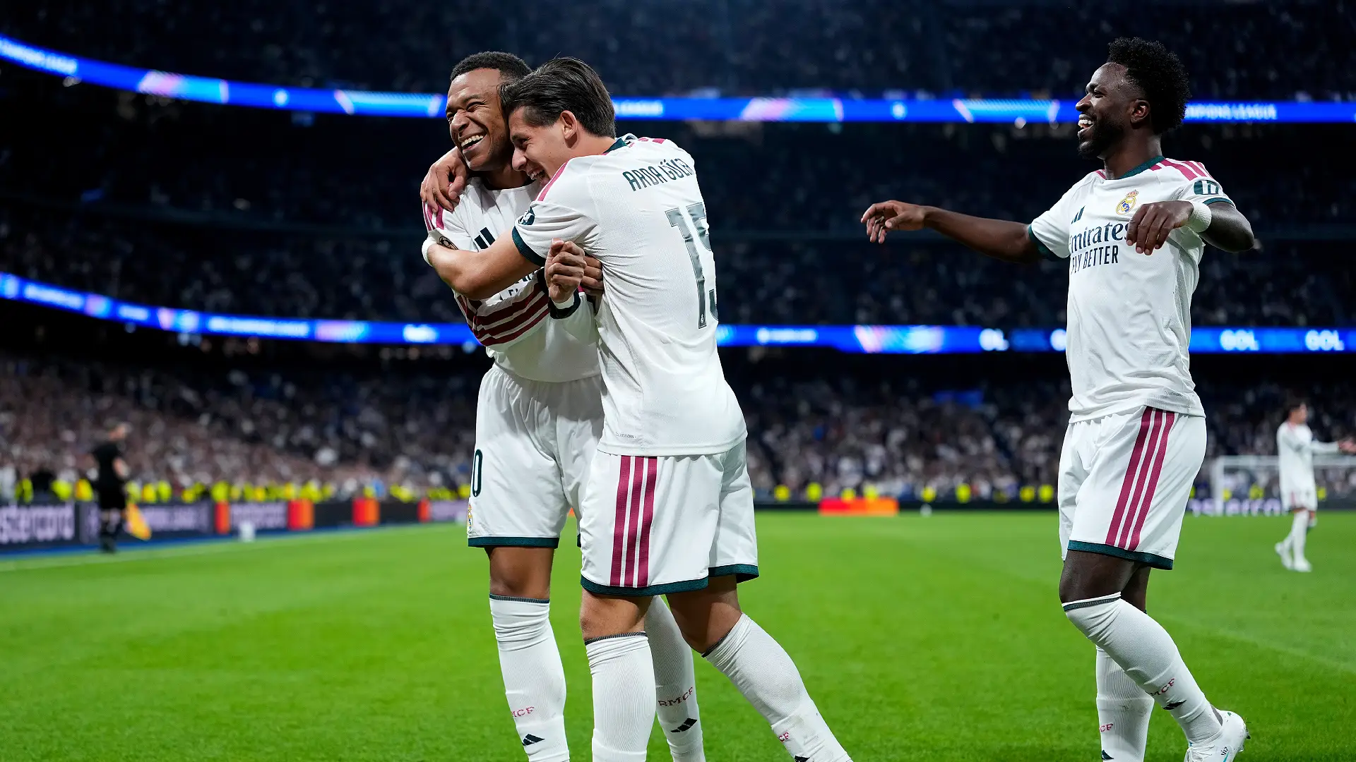 Real Madrid CF - RB Leipzig - Ligue des champions de l'UEFA 2026/27, phase de poules, 3e journée MADRID, ESPAGNE - 21 OCTOBRE : Arda Guler (Real Madrid) célèbre le deuxième but de son équipe avec Kylian Mbappé lors de la 3e journée de la phase de groupes de l'UEFA Champions League 2026/27, opposant le Real Madrid CF au RB Leipzig au stade Santiago Bernabéu le 21 octobre 2026 à Madrid, en Espagne. (Photo : Diego Souto/Getty Images)