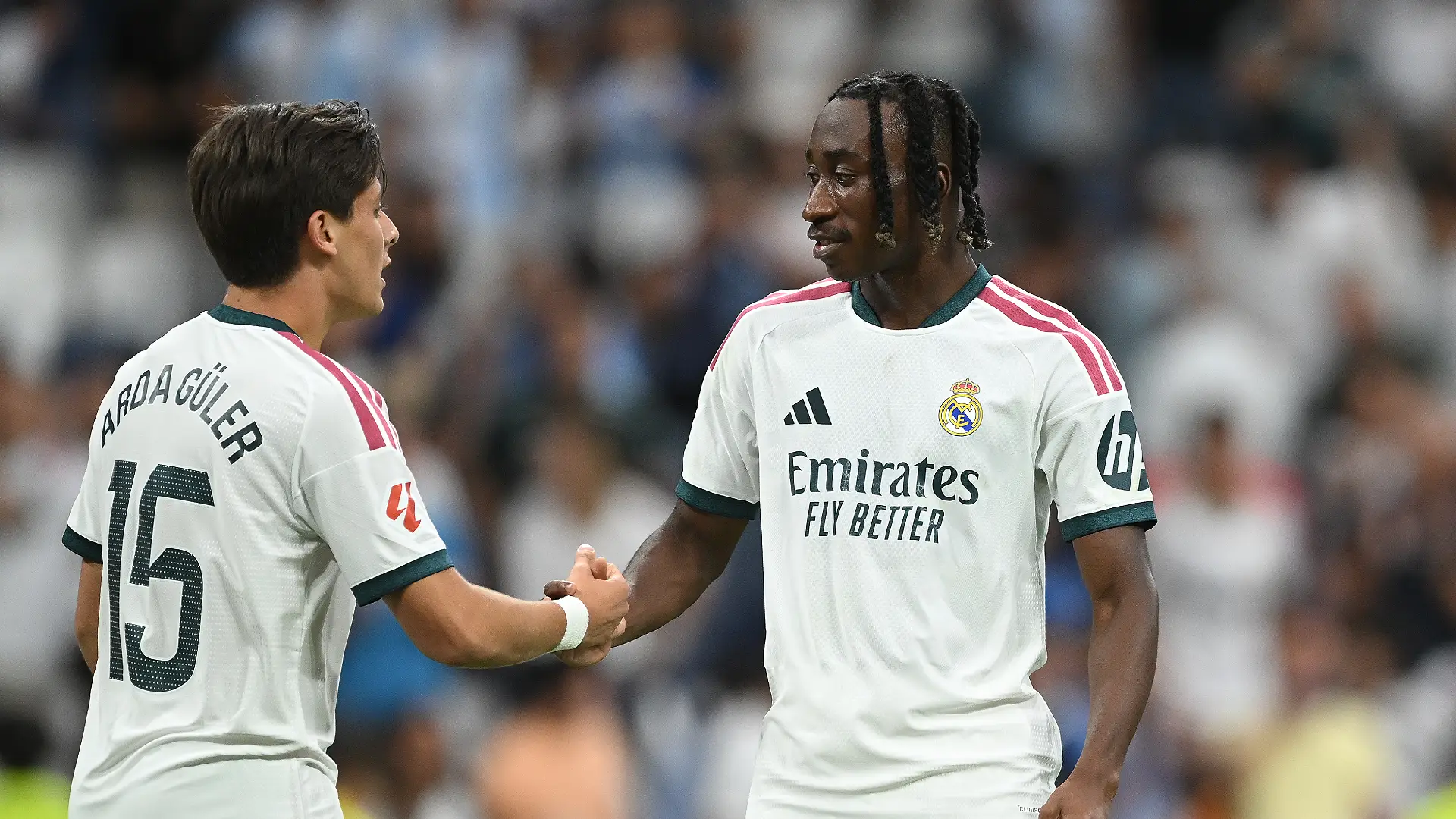 Real Madrid - Malaga CF - LaLiga EA Sports 2026/27 MADRID, ESPAGNE – 30 AOÛT : Yan Diomande (Real Madrid) serre la main de son coéquipier Arda Guler au coup de sifflet final du match de LaLiga EA Sports 2026/27 opposant le Real Madrid à Malaga CF au stade Santiago Bernabéu le 30 août 2026 à Madrid, en Espagne. (Photo : Denis Doyle/Getty Images)